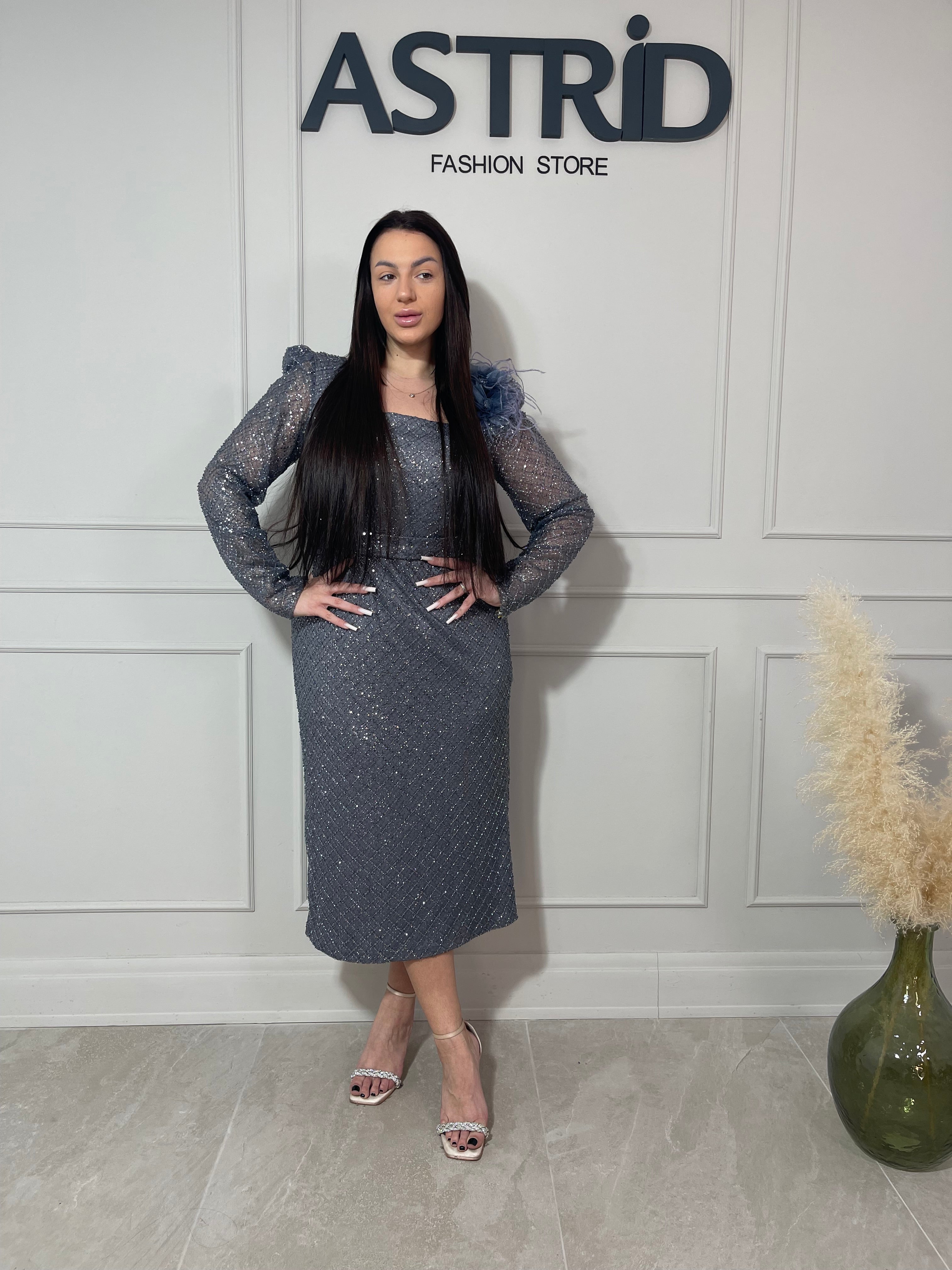 Rochie Sabrina midi cu mânecă lungă aplicații paiete și floare pe umăr