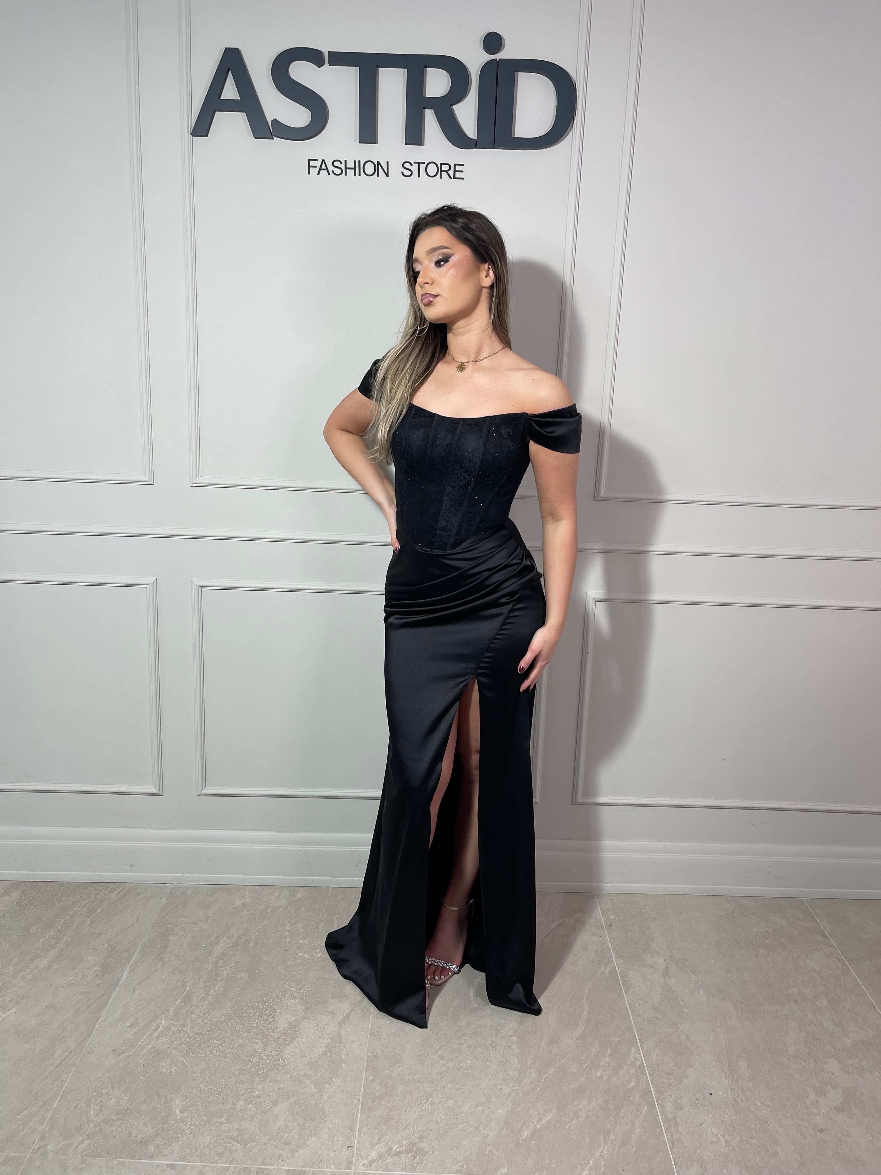 Rochie Debra lungă din satin tip corset umeri căzuți și dantelă la bust