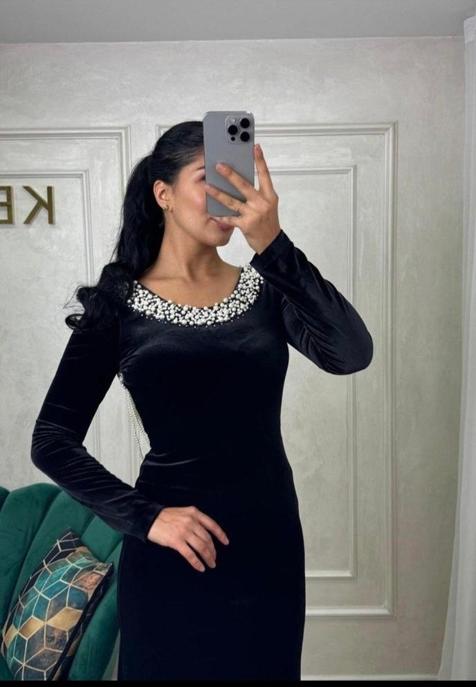 Rochie Cleo neagră din catifea aplicații perle și spate gol