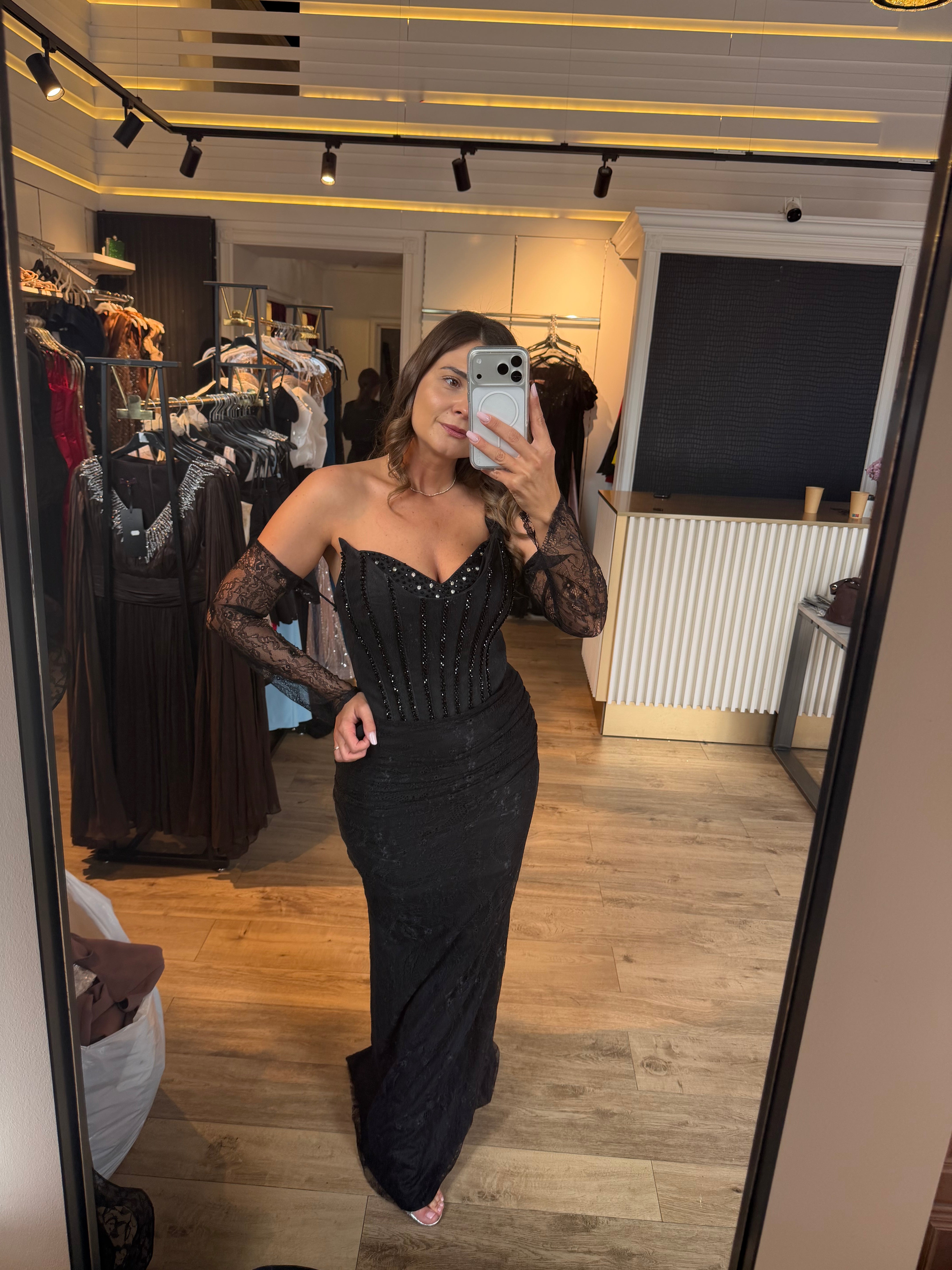 Rochie Dani lunga din dantela cu pietre pe corset si manusi detasabile