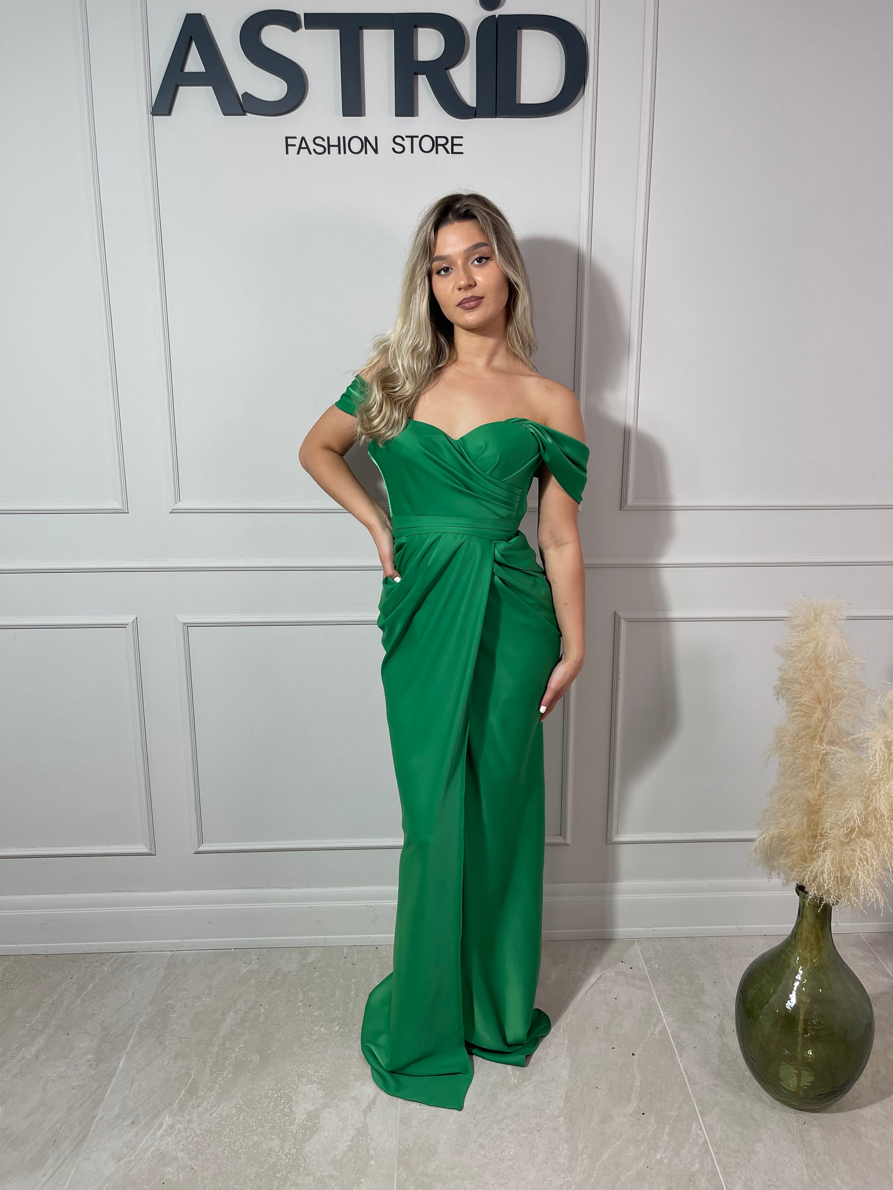 Rochie Afrodita lungă din satin umeri căzuți și falduri în talie