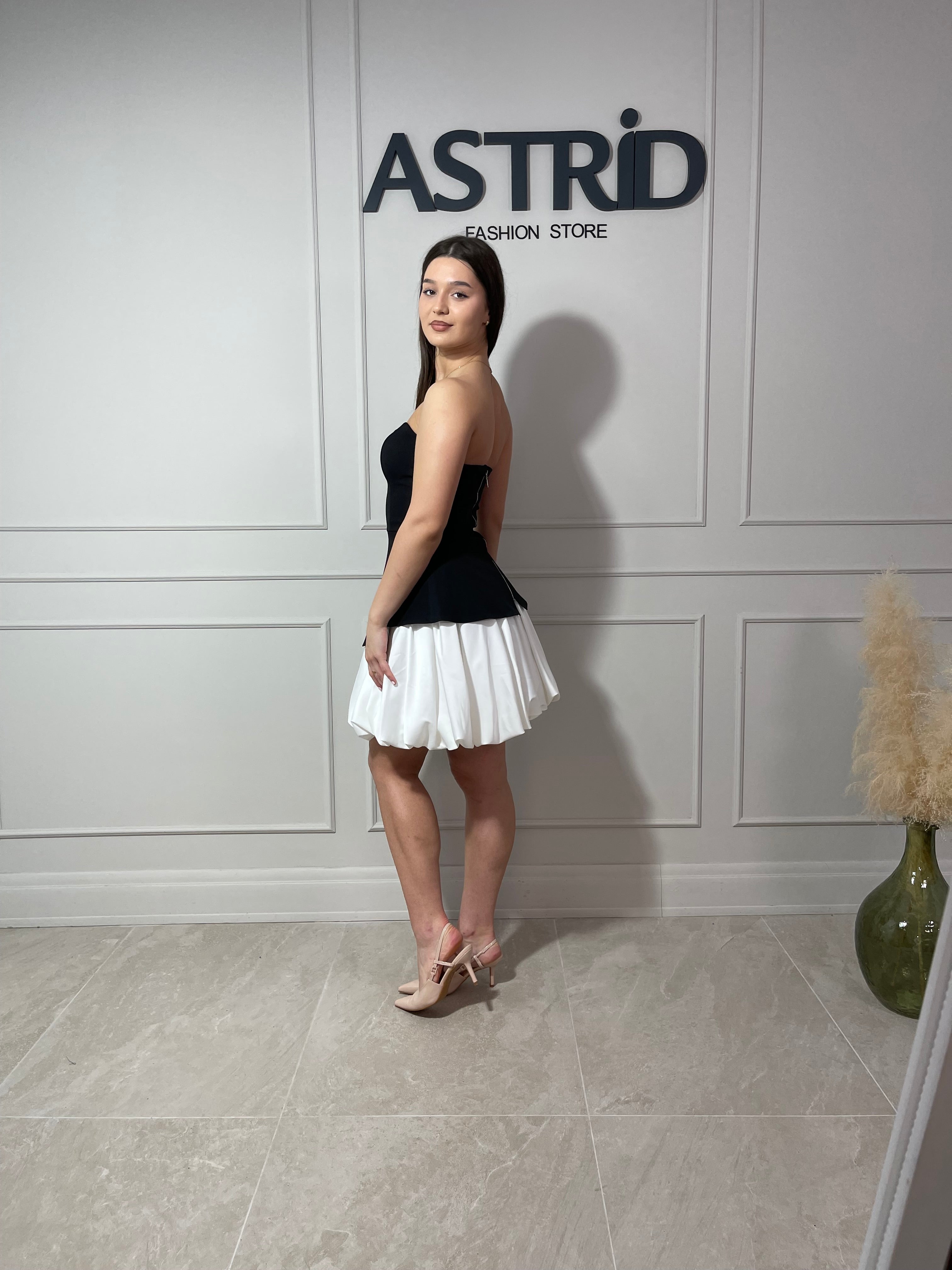 Set fustă albă și top negru cu fermoar la spate