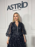 Rochie Capri, midi neagră, cu croiala lejeră și talie marcată.