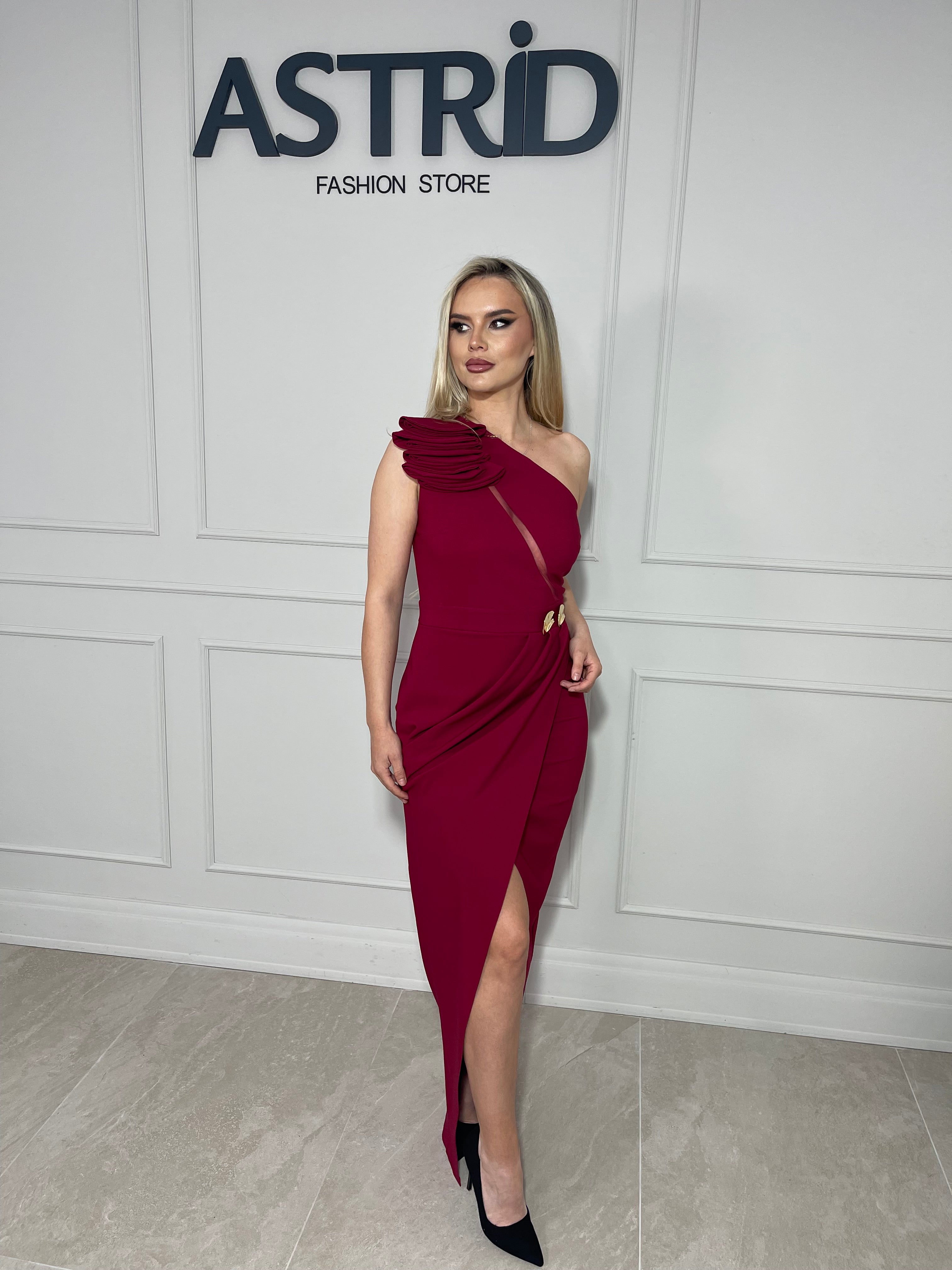 Rochie Ausy pe un umar cu accesoriu auriu in talie si crapatura pe picior