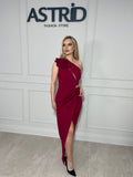 Rochie Ausy pe un umar cu accesoriu auriu in talie si crapatura pe picior