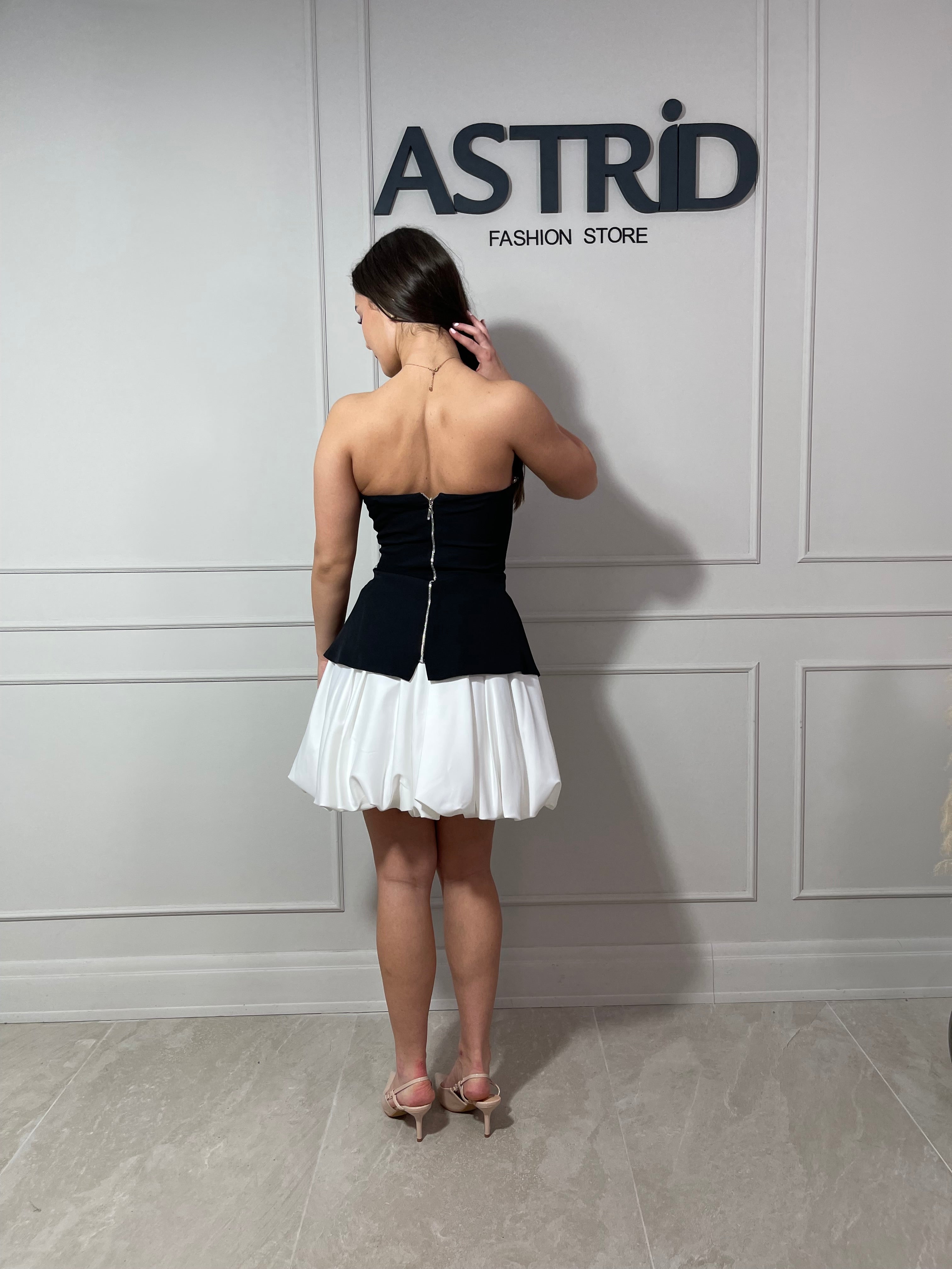 Set fustă albă și top negru cu fermoar la spate