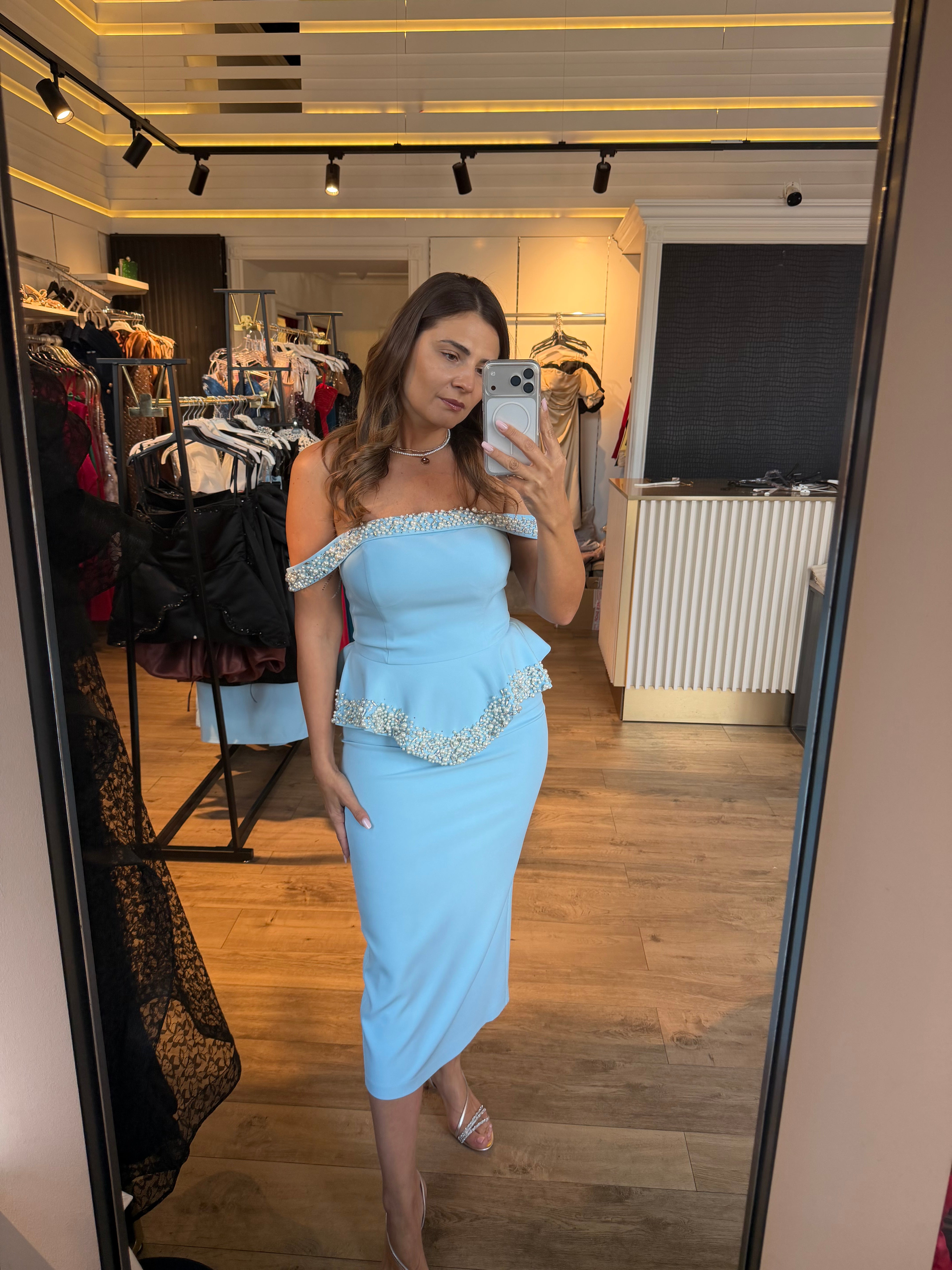 Rochie Delicia midi baby blue accesorizata cu perle si peplum in talie