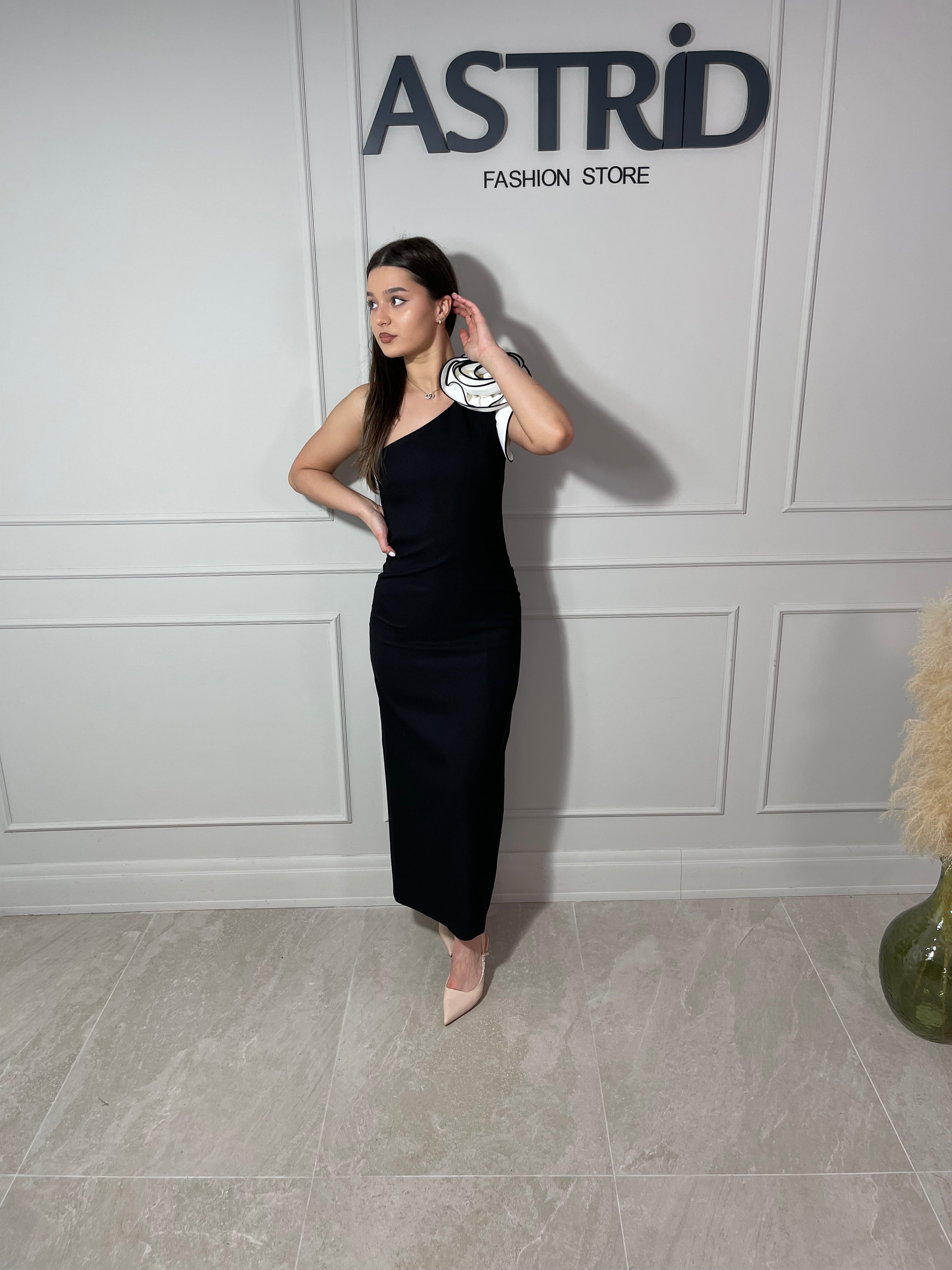 Rochie Kleo lungă pe un umăr cu accesoriu floare
