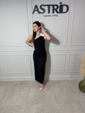 Rochie Kleo lungă pe un umăr cu accesoriu floare