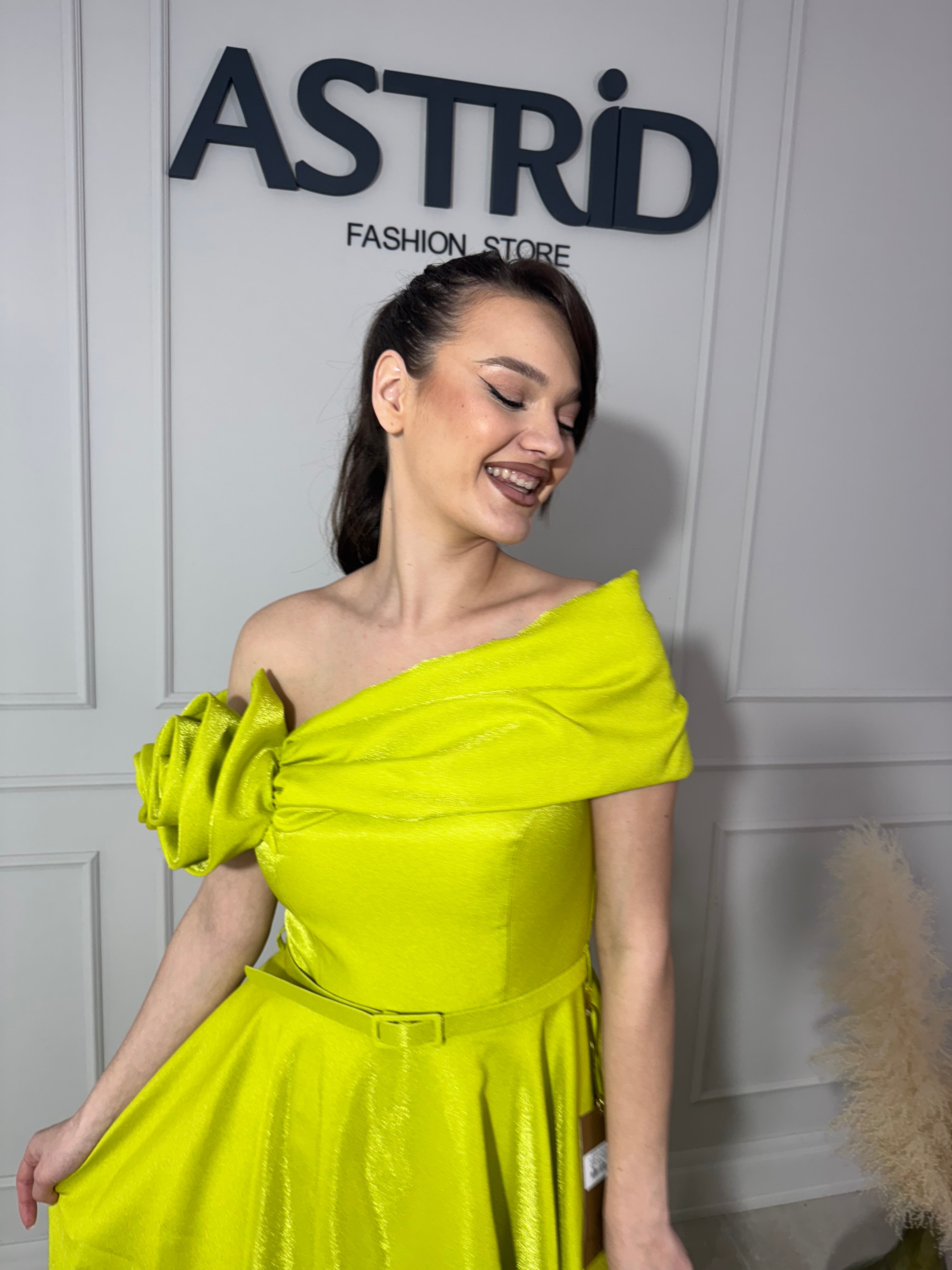 Rochie Perlă lungă pe un umăr curea în talie și flori pe umăr