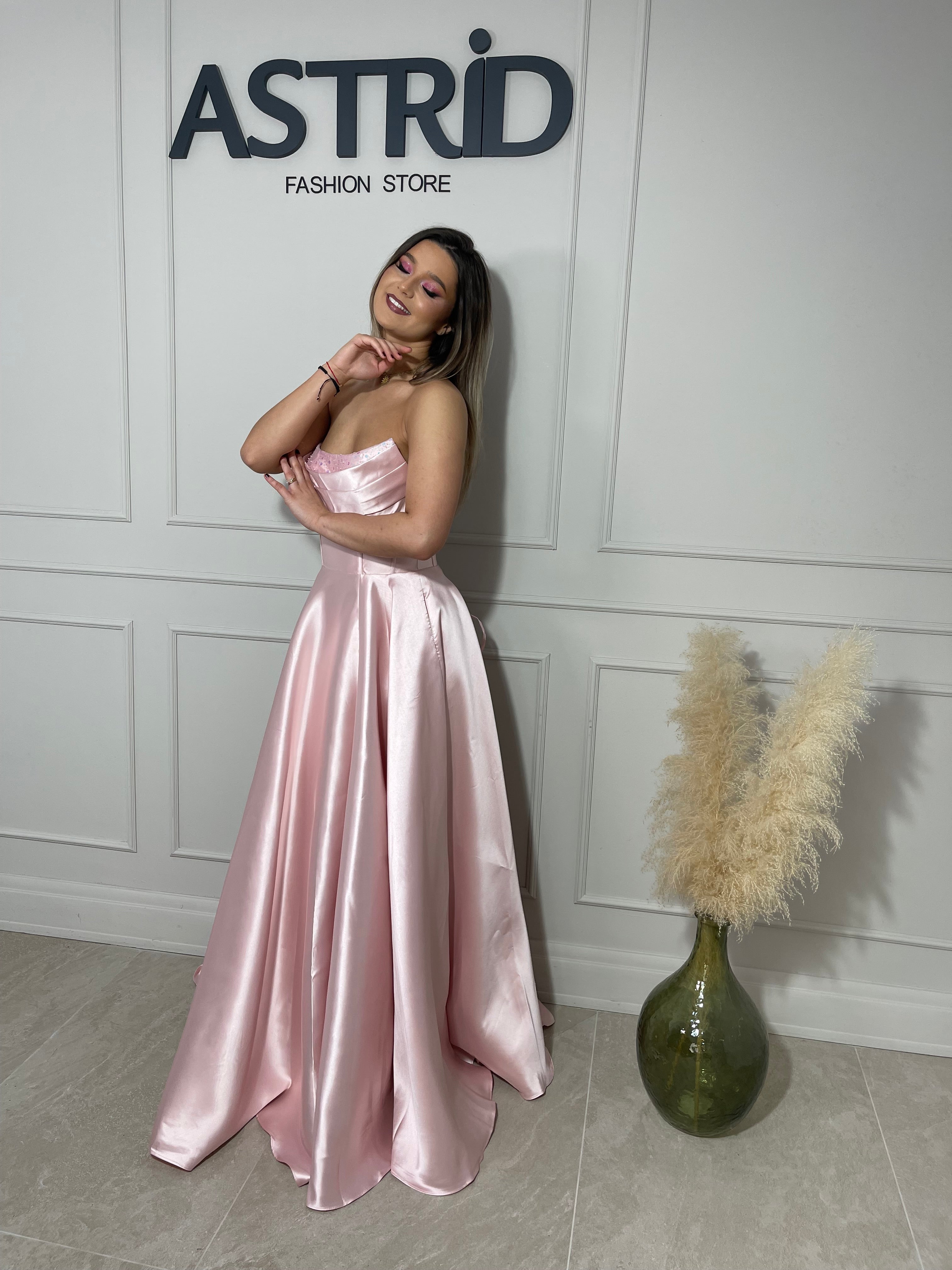 Rochie Karla, lungă din tafta, cu croială amplă și bust decorat cu aplicații strălucitoare, ideală pentru un look elegant și rafinat