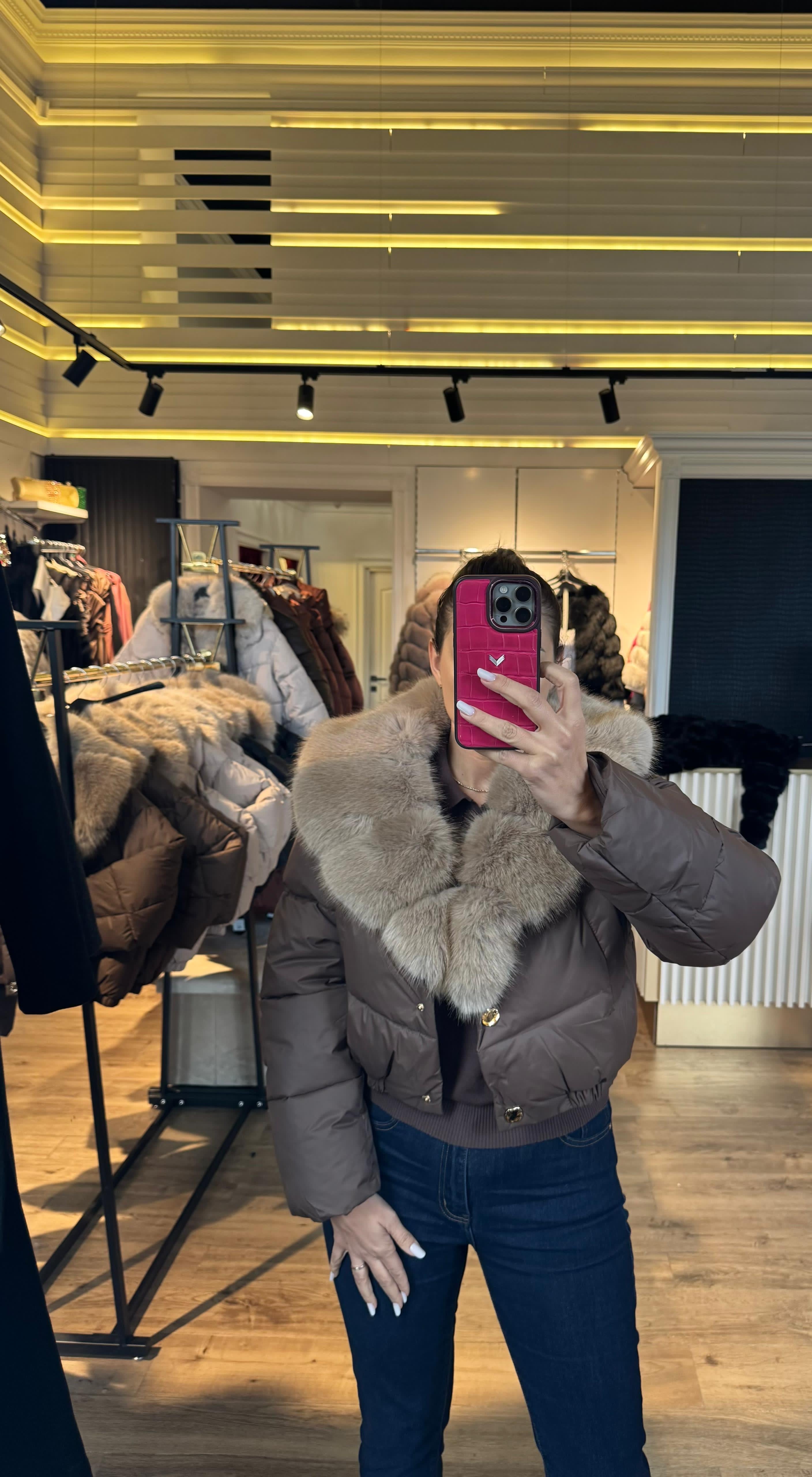 Geaca Eveline scurtă cu elastic în talie și blană la gât