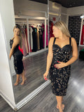 Rochie Olga midi, neagra, accesorizata cu insertii de dantela si paiete pe partea din fata, cupe din tafta, bretele late
