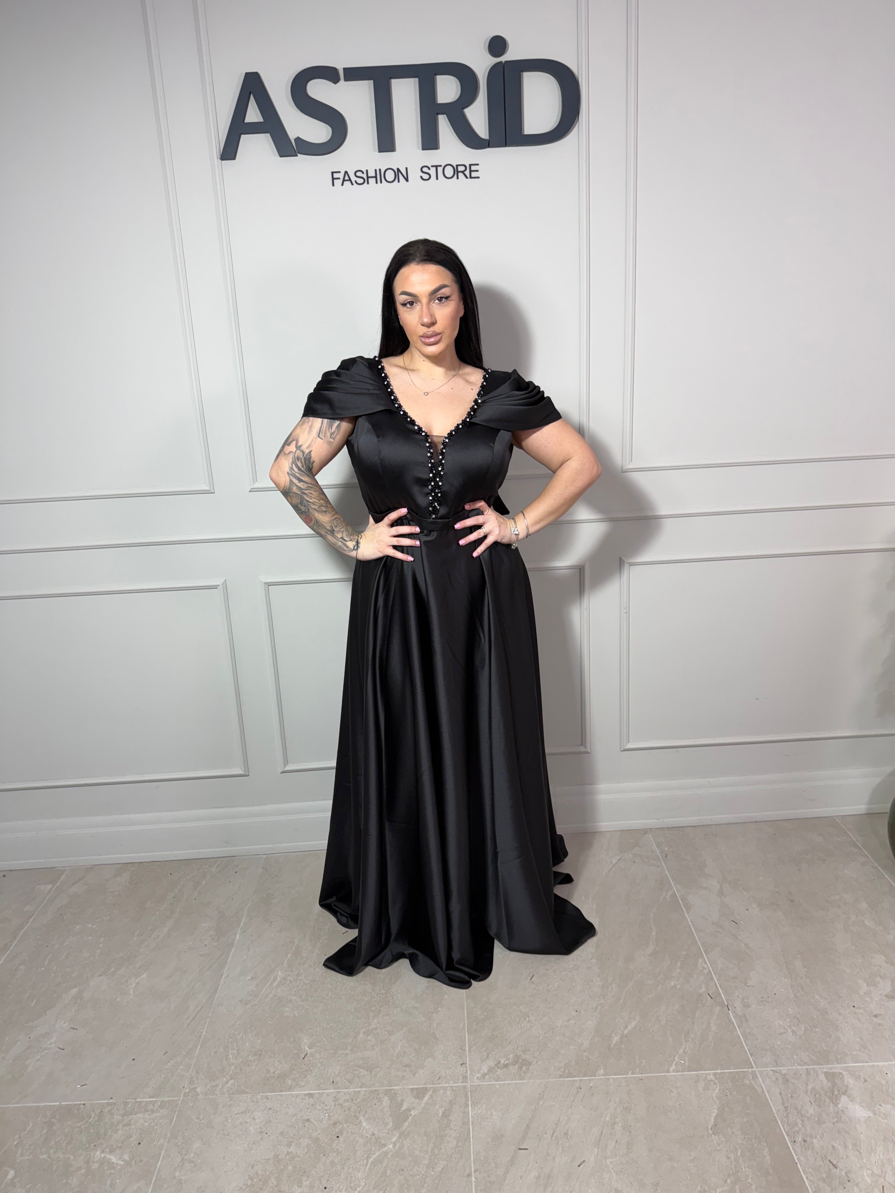 Rochie Cleopatra lungă din satin cu umeri căzuți și aplicații pietre la bust