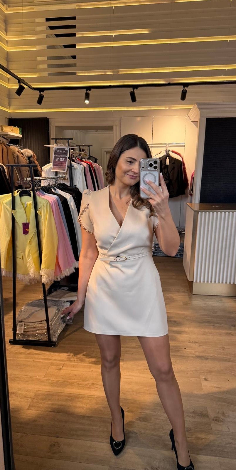 Rochie Rita scurtă cu aplicații perle la mânecă