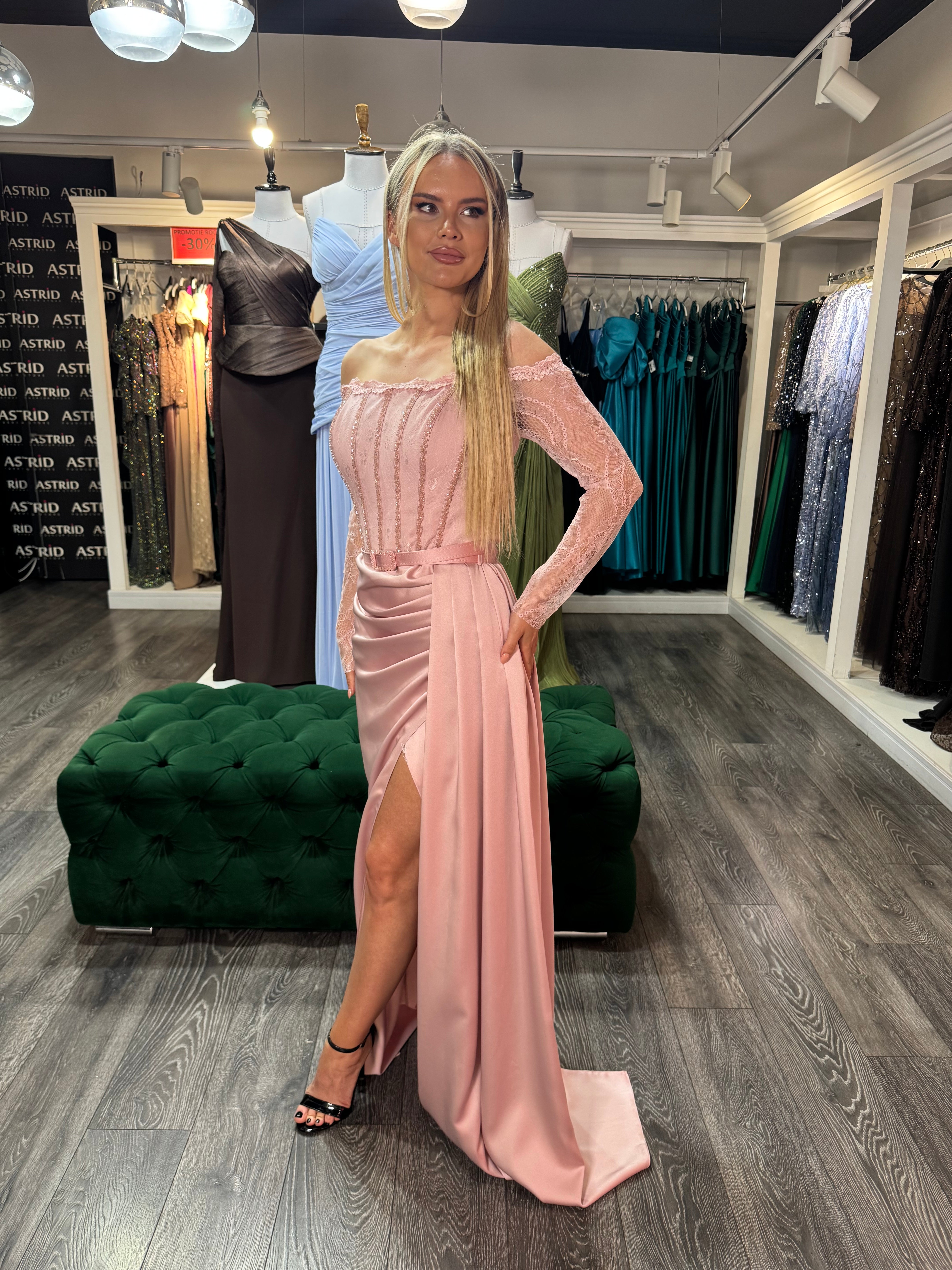 Rochie Gabrielle lunga cu maneci din dantelă si decolteu tip bărcuța