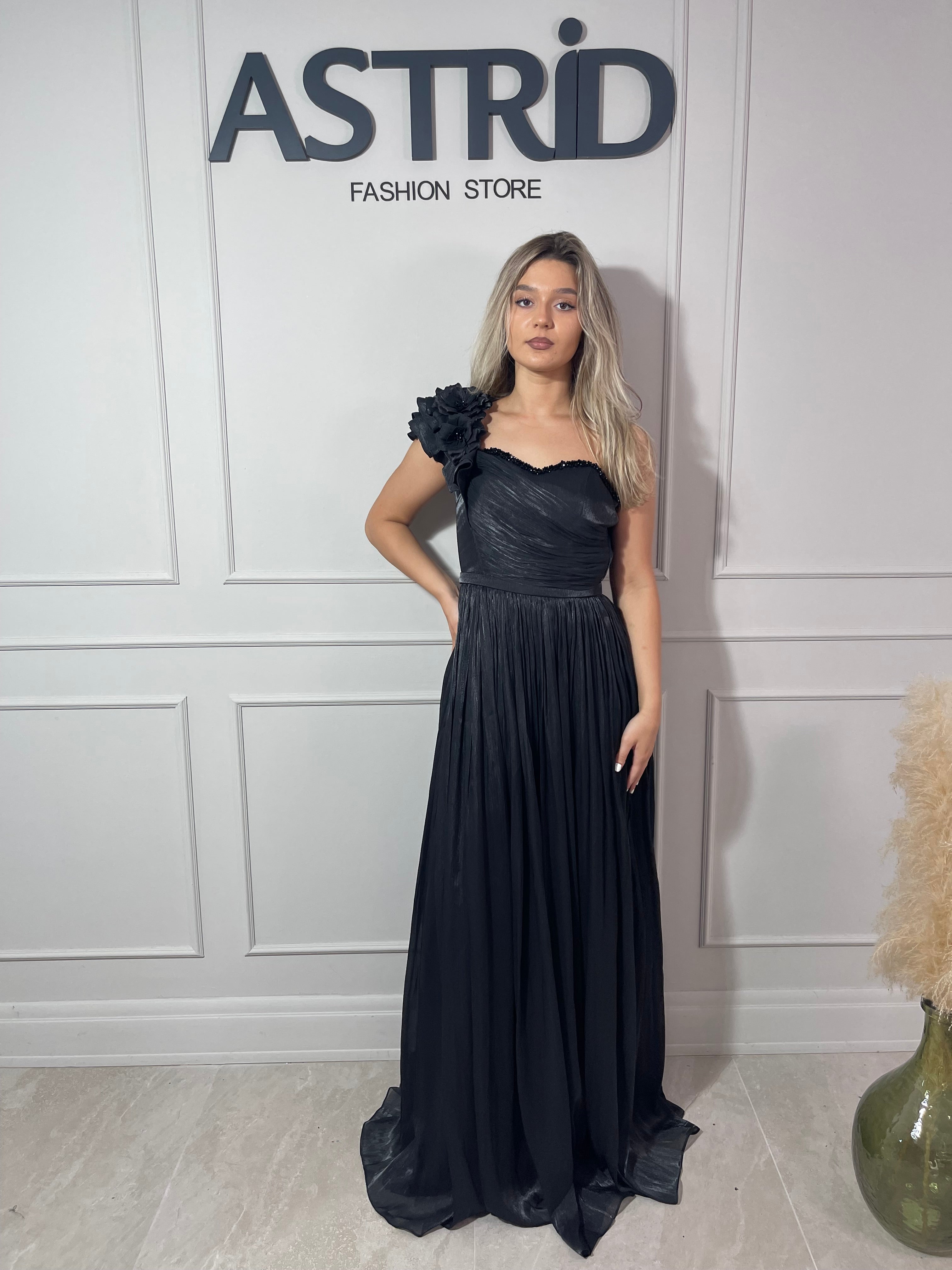 Rochie Ella lungă din voal plisată pe un umăr accesorizata cu flori