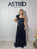 Rochie Ella lungă din voal plisată pe un umăr accesorizata cu flori