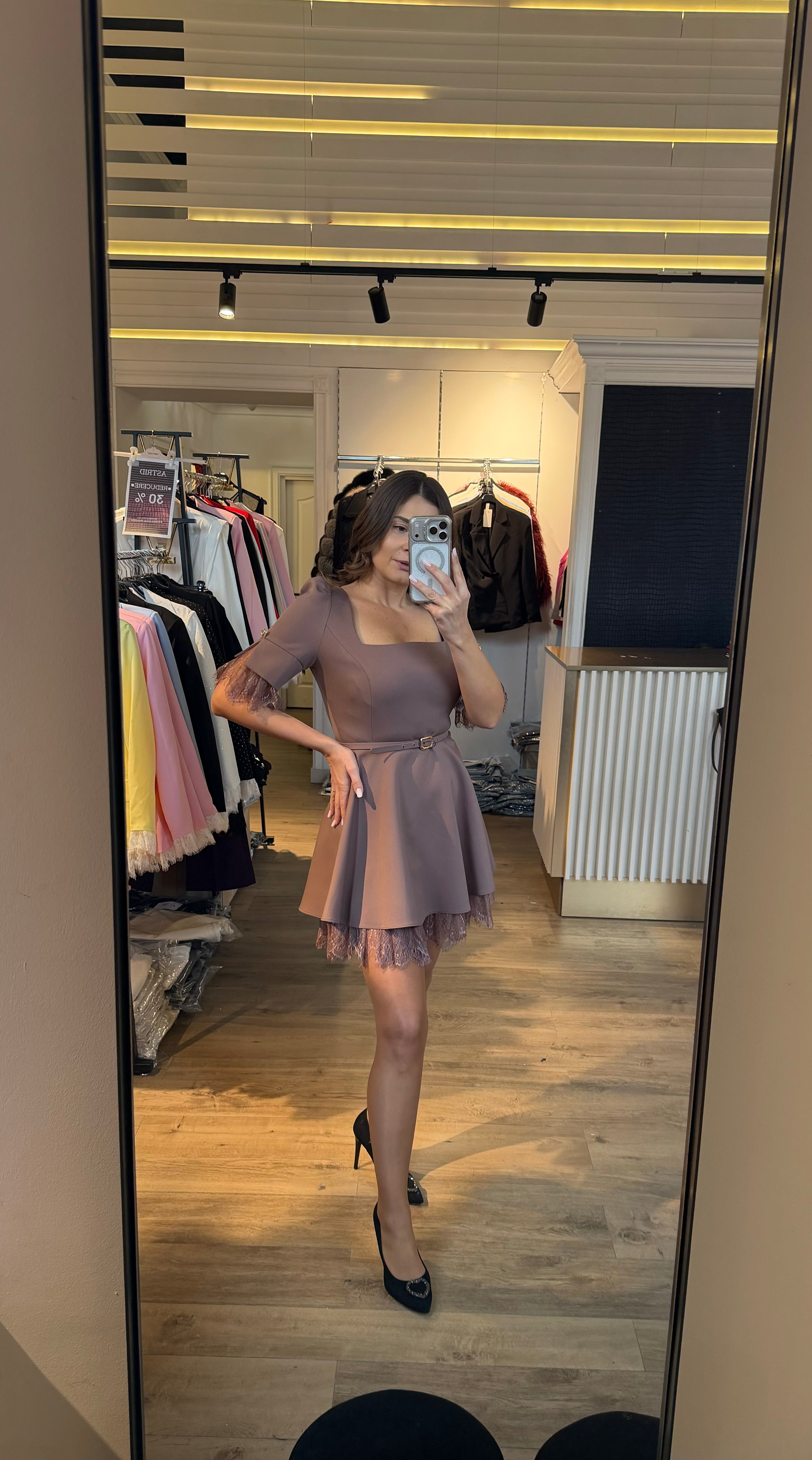 Rochie Eve scurtă în cloș cu dantelă și curea în talie