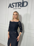 Rochie Sandy lungă neagră, cu crăpătură elegantă pe un picior, ce adaugă un aer senzual.