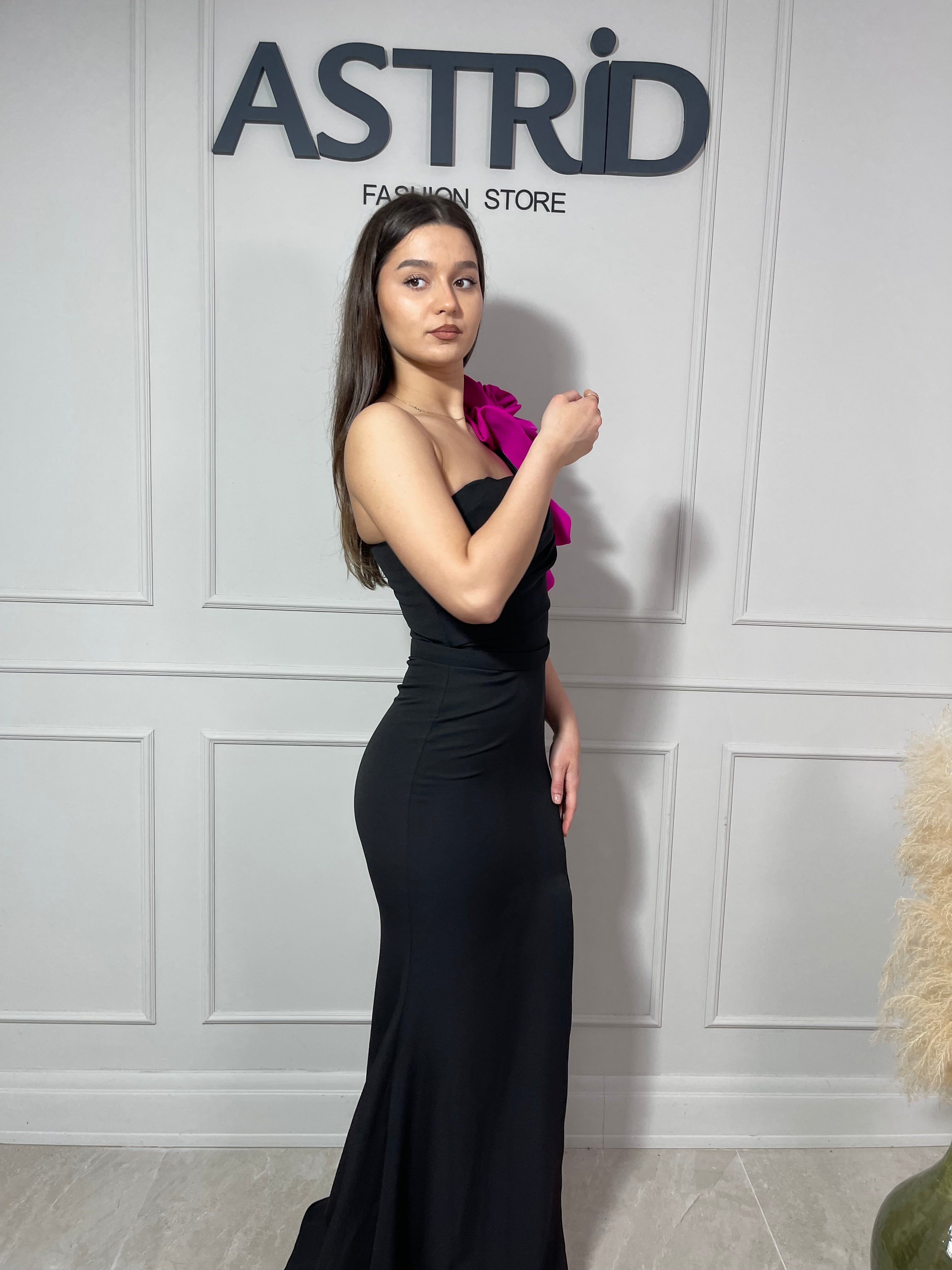 Rochie Eliza lungă neagră accesorizata cu floare mare pe umăr