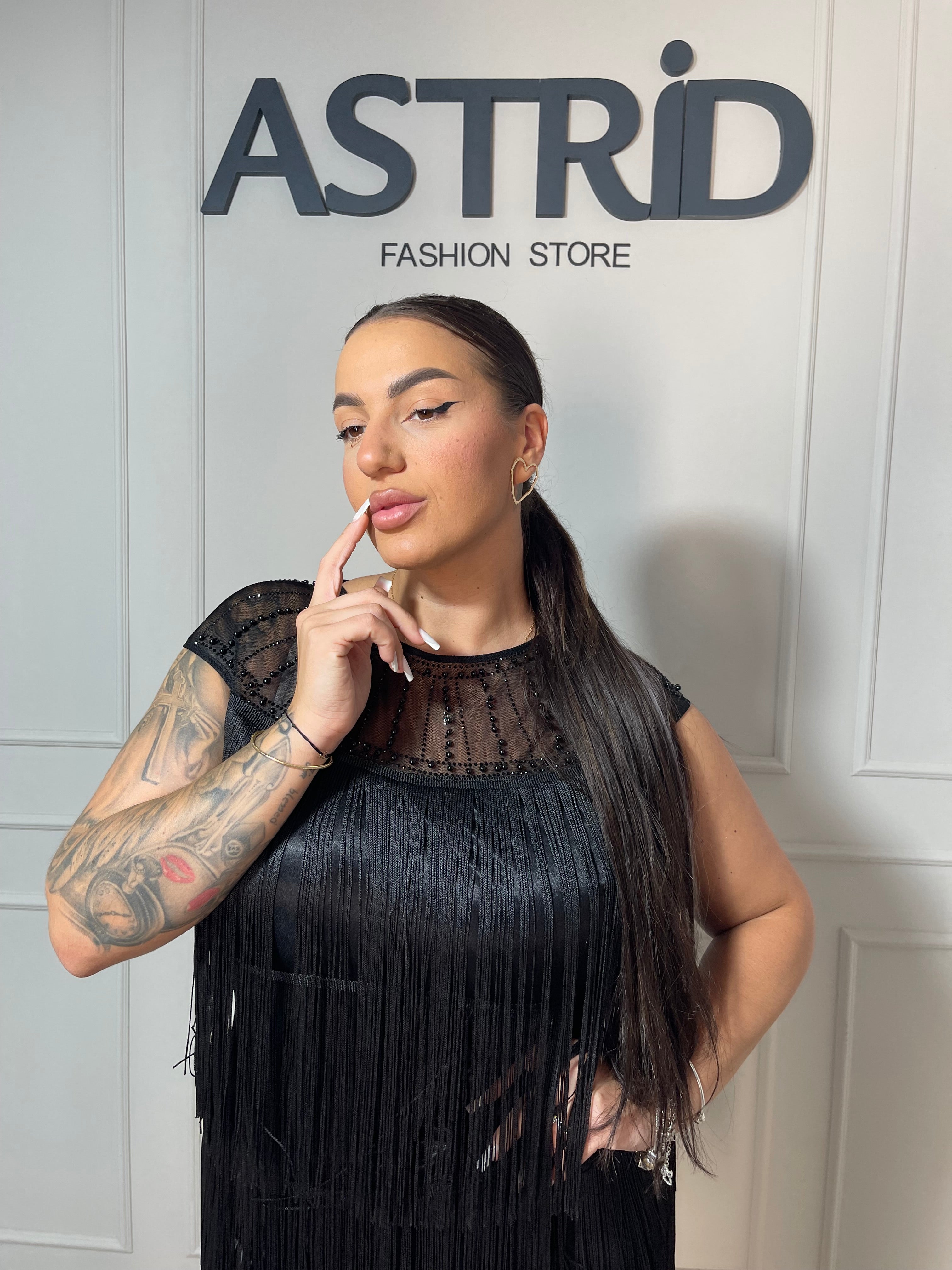 Rochie Amelia midi neagră cu aplicații biluțe la bust și franjuri