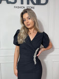 Rochie Anabela midi neagră mânecă scurtă și accesoriu pietre talie