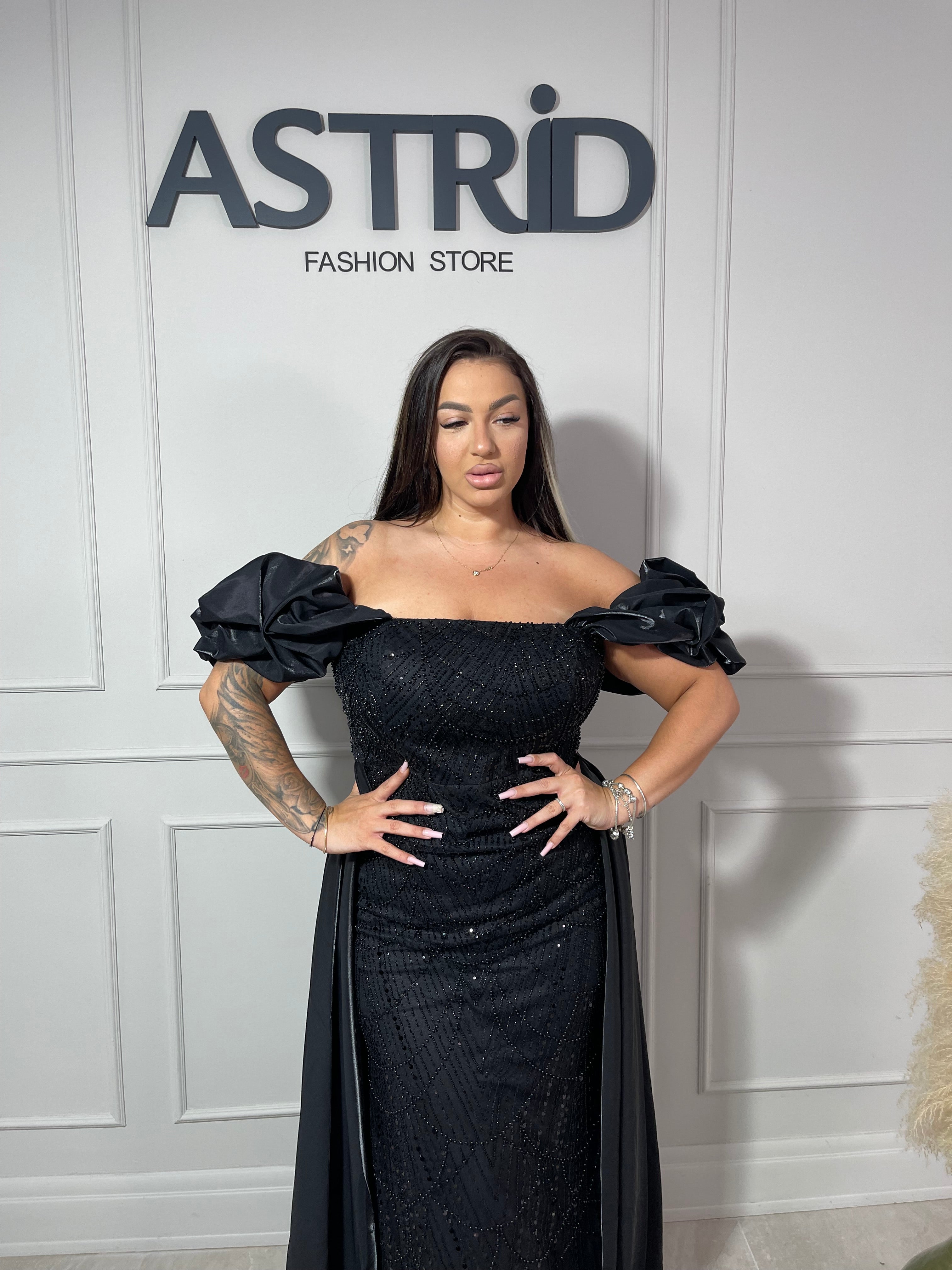 Rochie Sevim lungă neagră cu trenă aplicații paiete și mânecă căzută