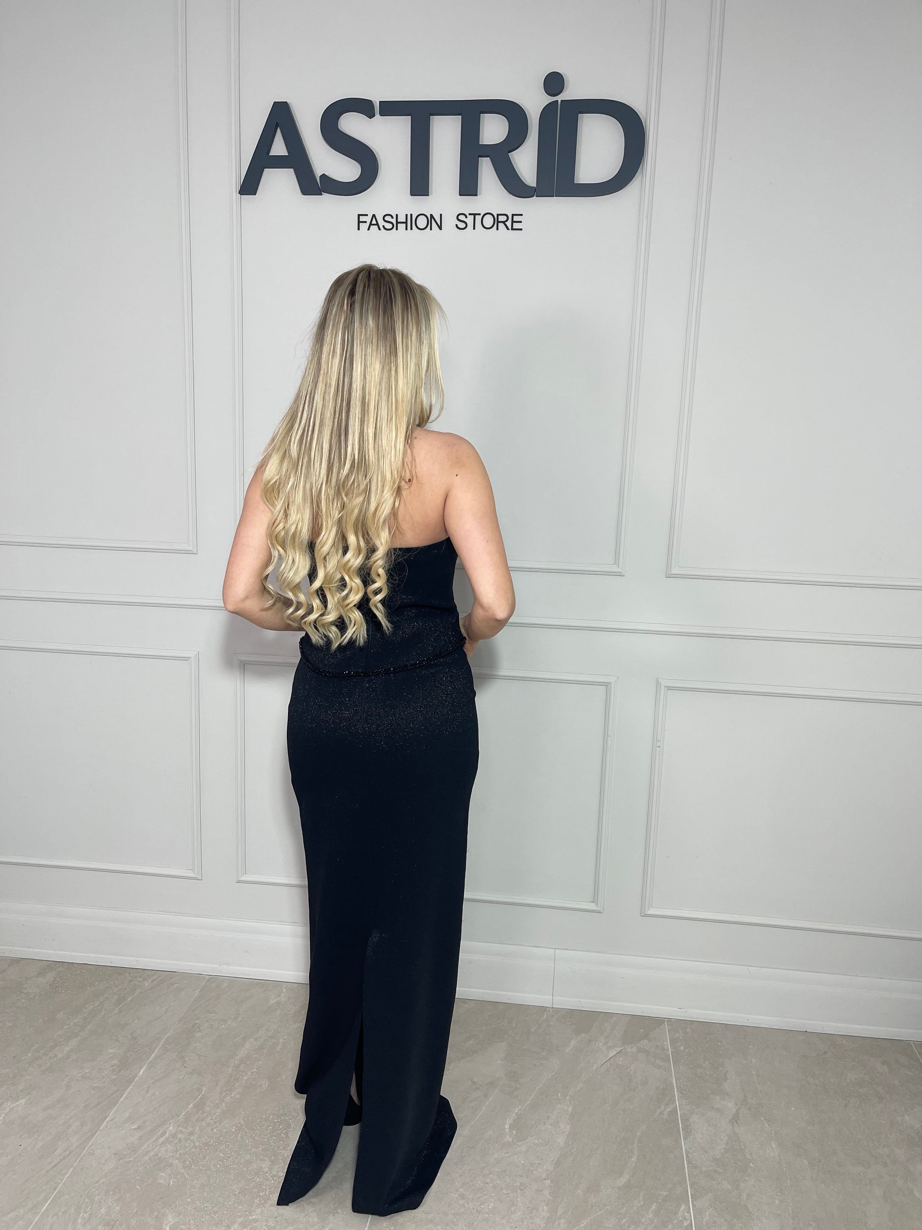 Rochie lungă neagră, elegantă, cu croială tip sirenă și design fără bretele.