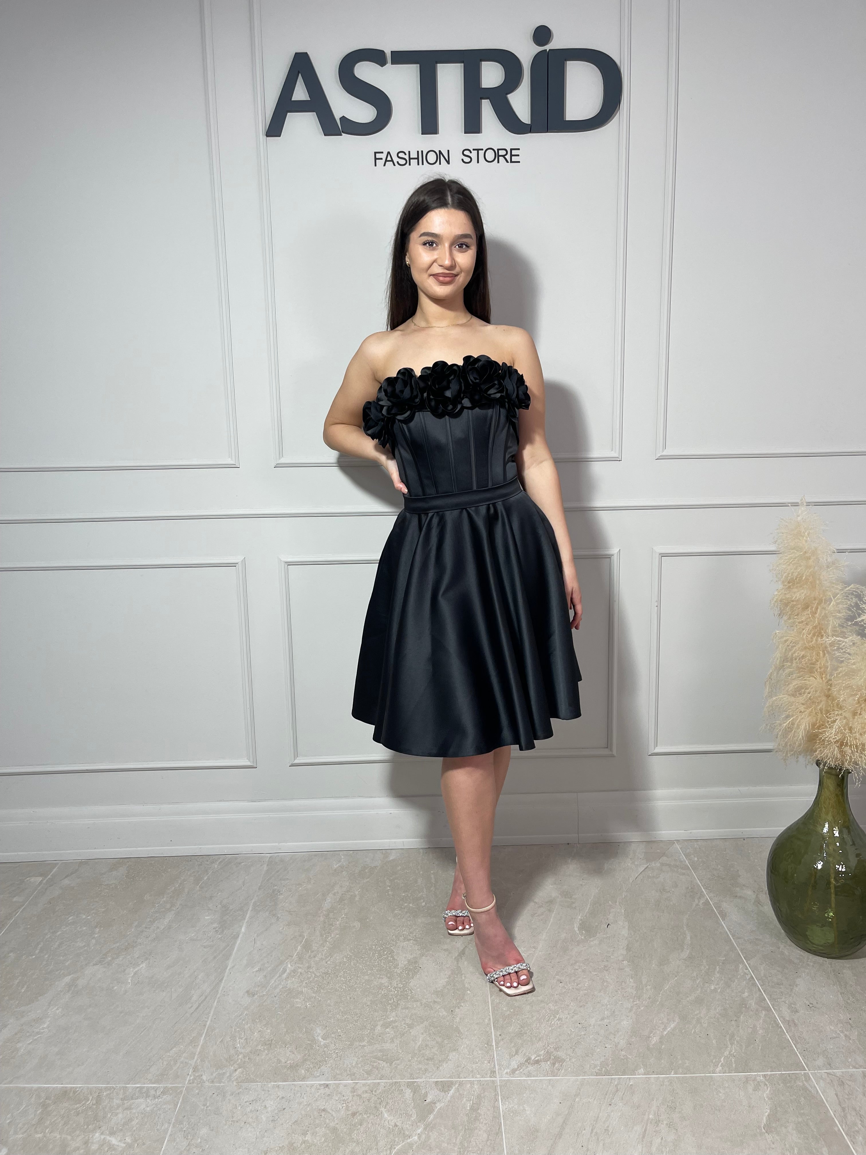 Rochie Alicia scurtă în cloș cu aplicații trandafiri la bust