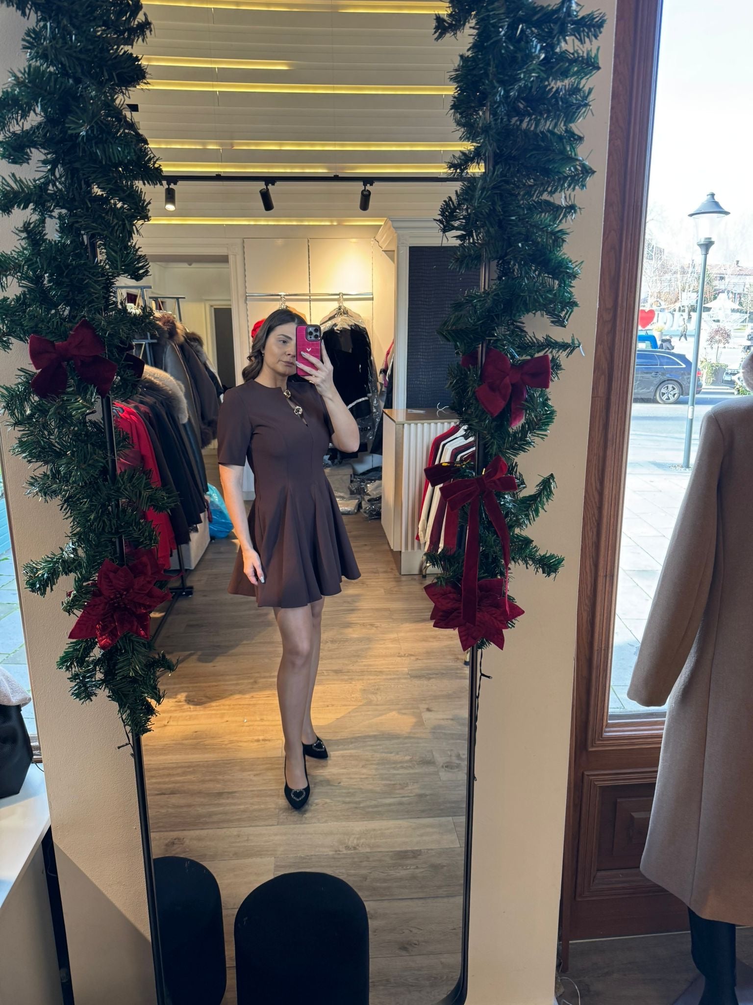 Rochie Valeria scurtă în cloș cu nasturi aurii la bust