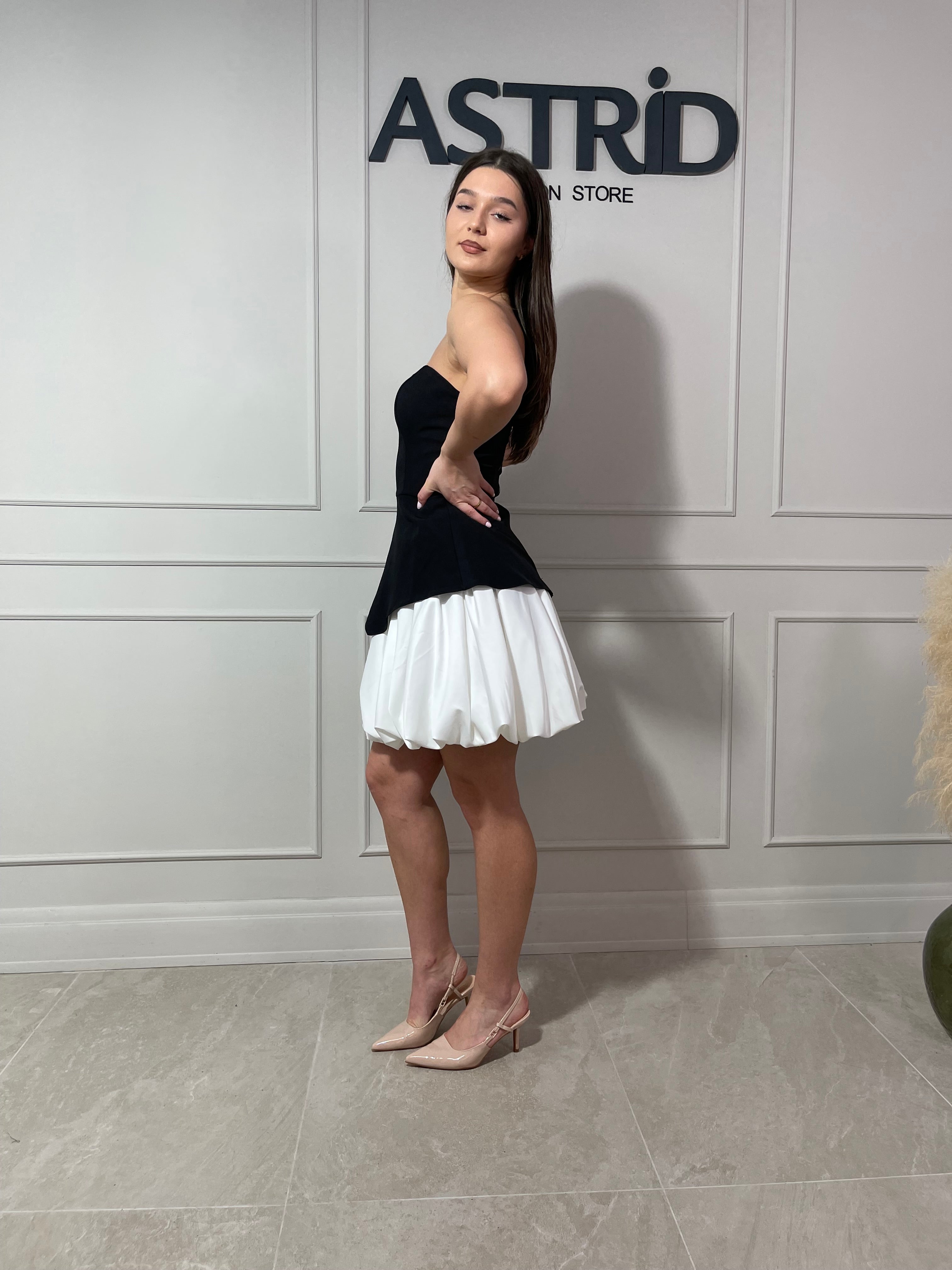 Set fustă albă și top negru cu fermoar la spate