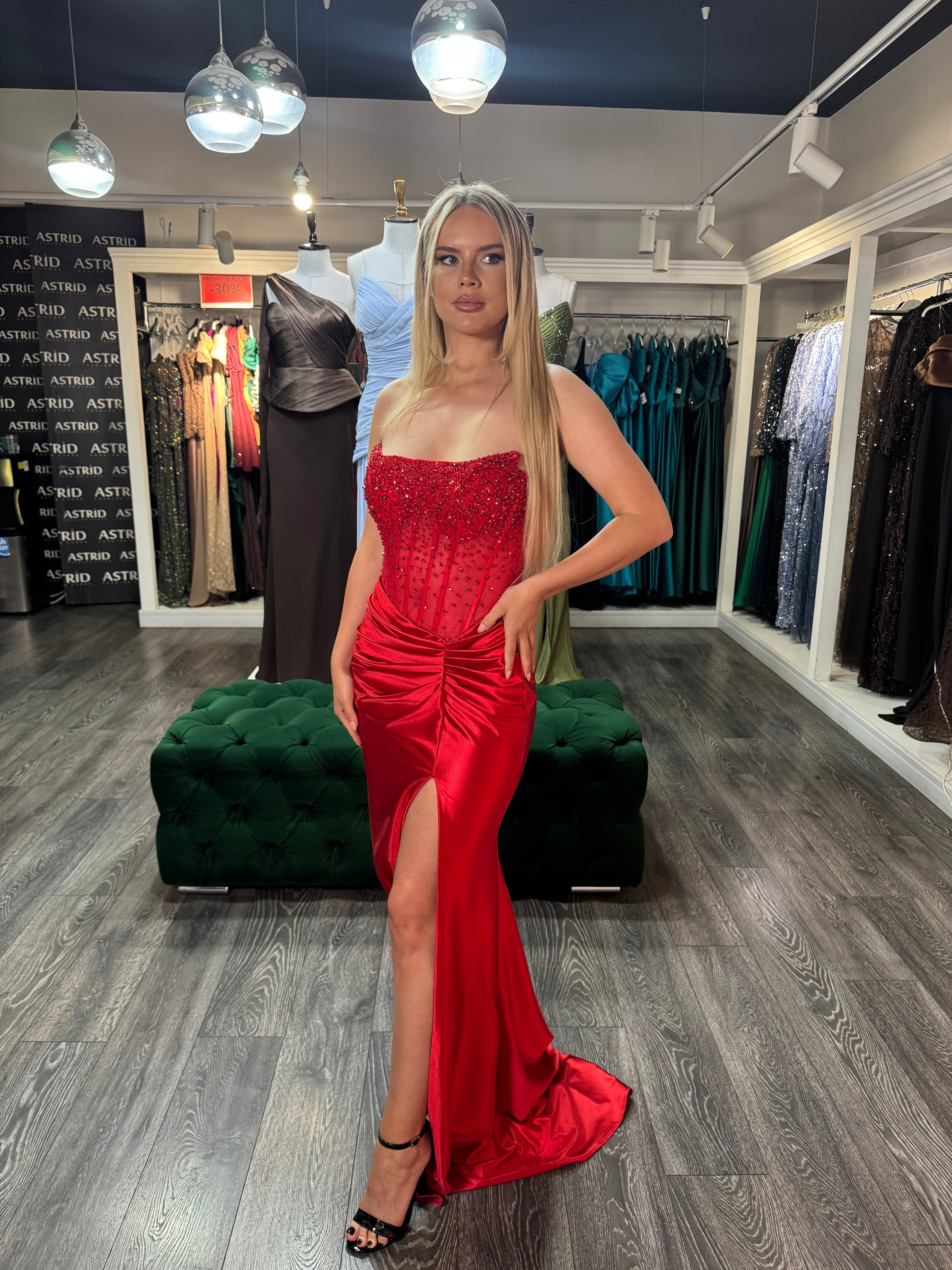 Rochie Redis lunga rosie din licra cu corset din pietre si perle