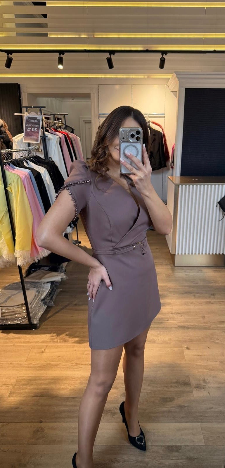 Rochie Rita scurtă cu aplicații perle la mânecă