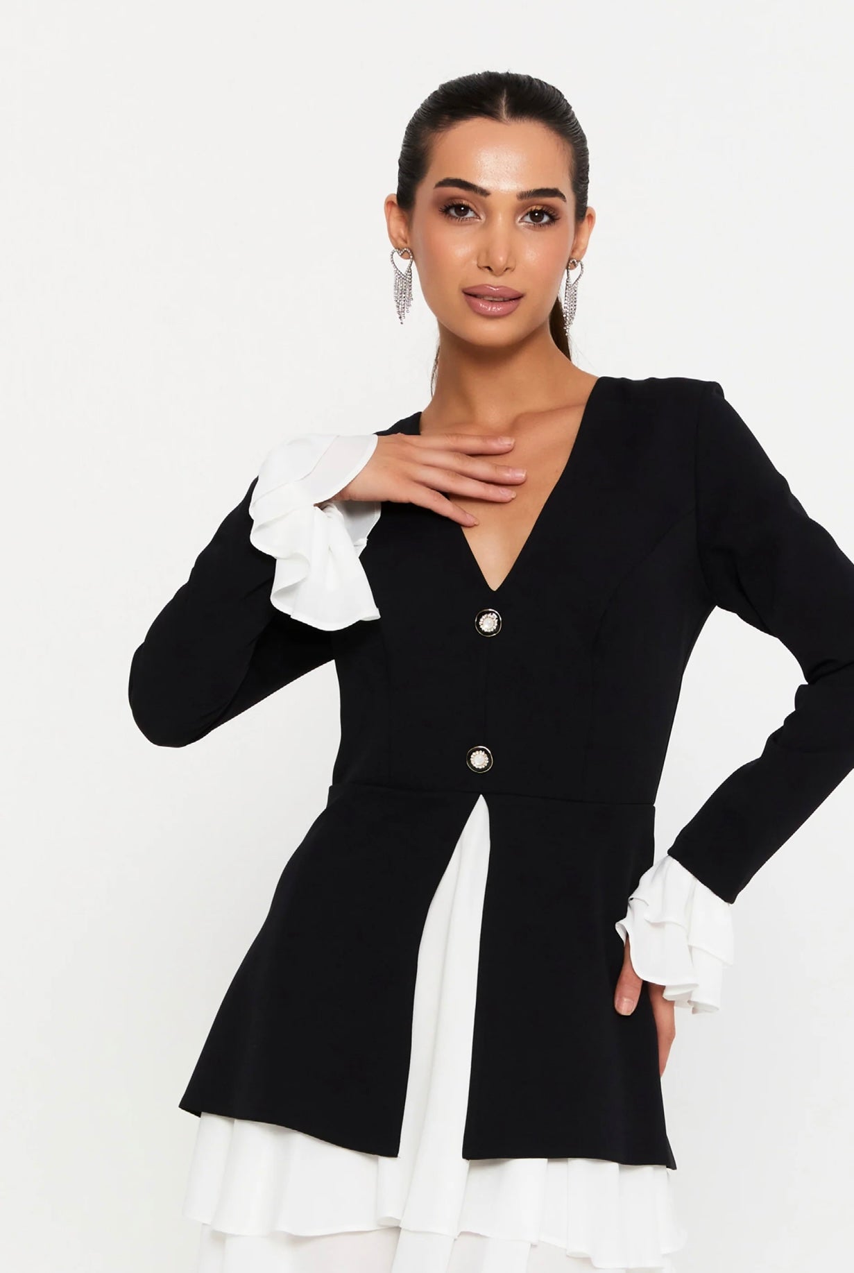 Rochie Celine scurtă cu volanase albe și mânecă lungă