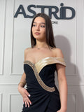 Rochie Opal midi neagră cu pietre la bust pe un umăr