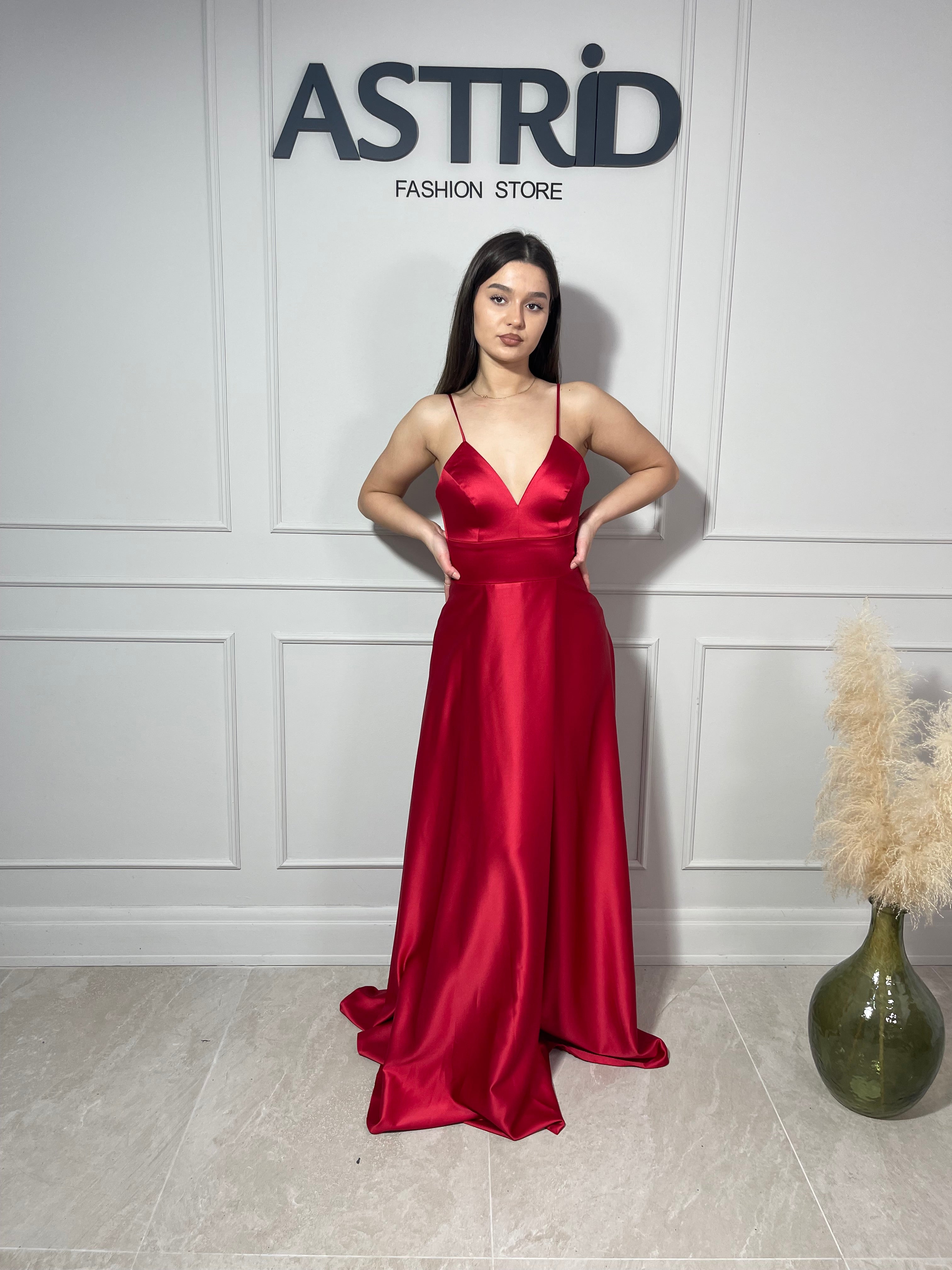 Rochie Cecilia lungă din satin bretele subțiri și crăpătură pe picior
