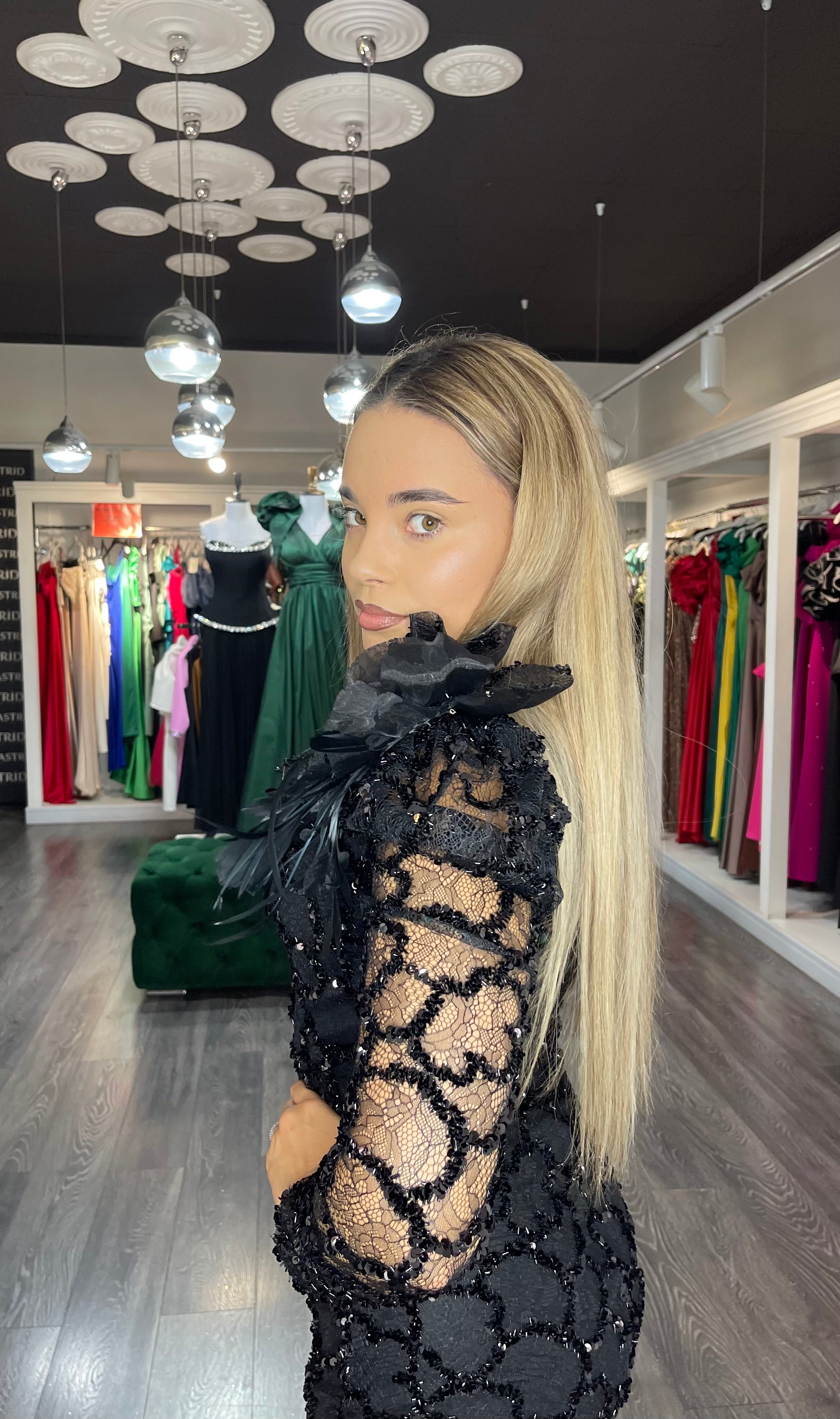 Rochie Valery aplicații sclipici mânecă lungă și floare pe umăr