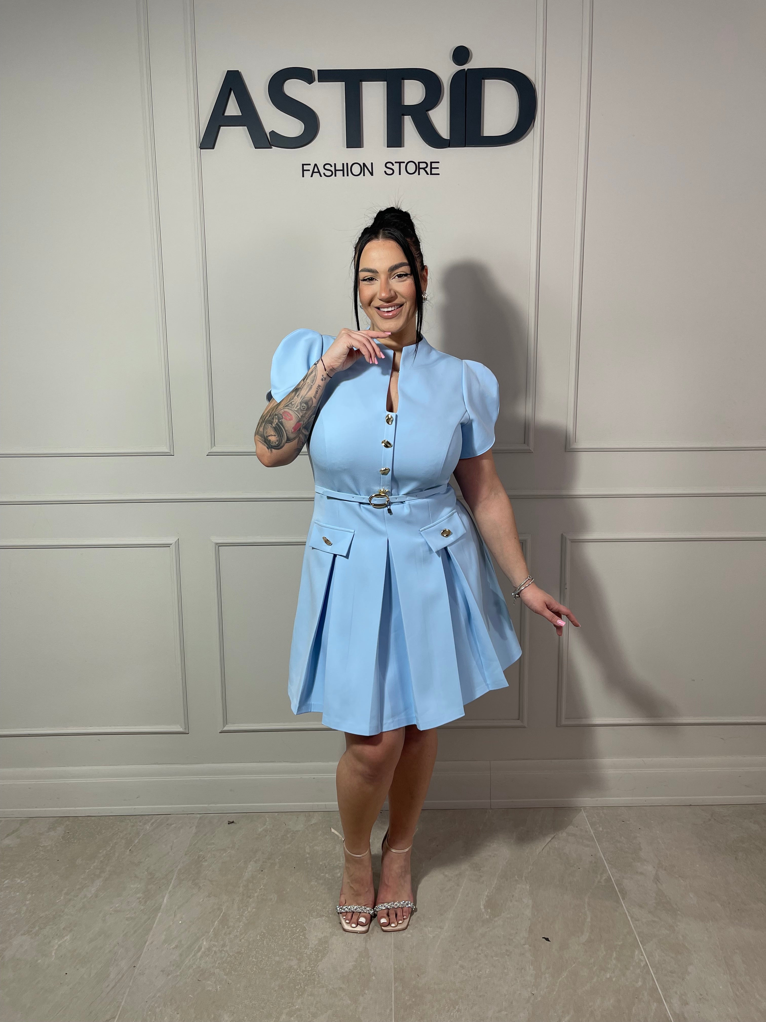 Rochie Shara scurtă în cloș cu nasturi aurii și curea în talie