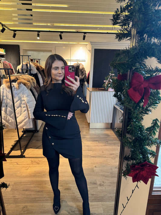 Rochie Nelida scurta cu maneci evazate si aplicatii butoni aurii