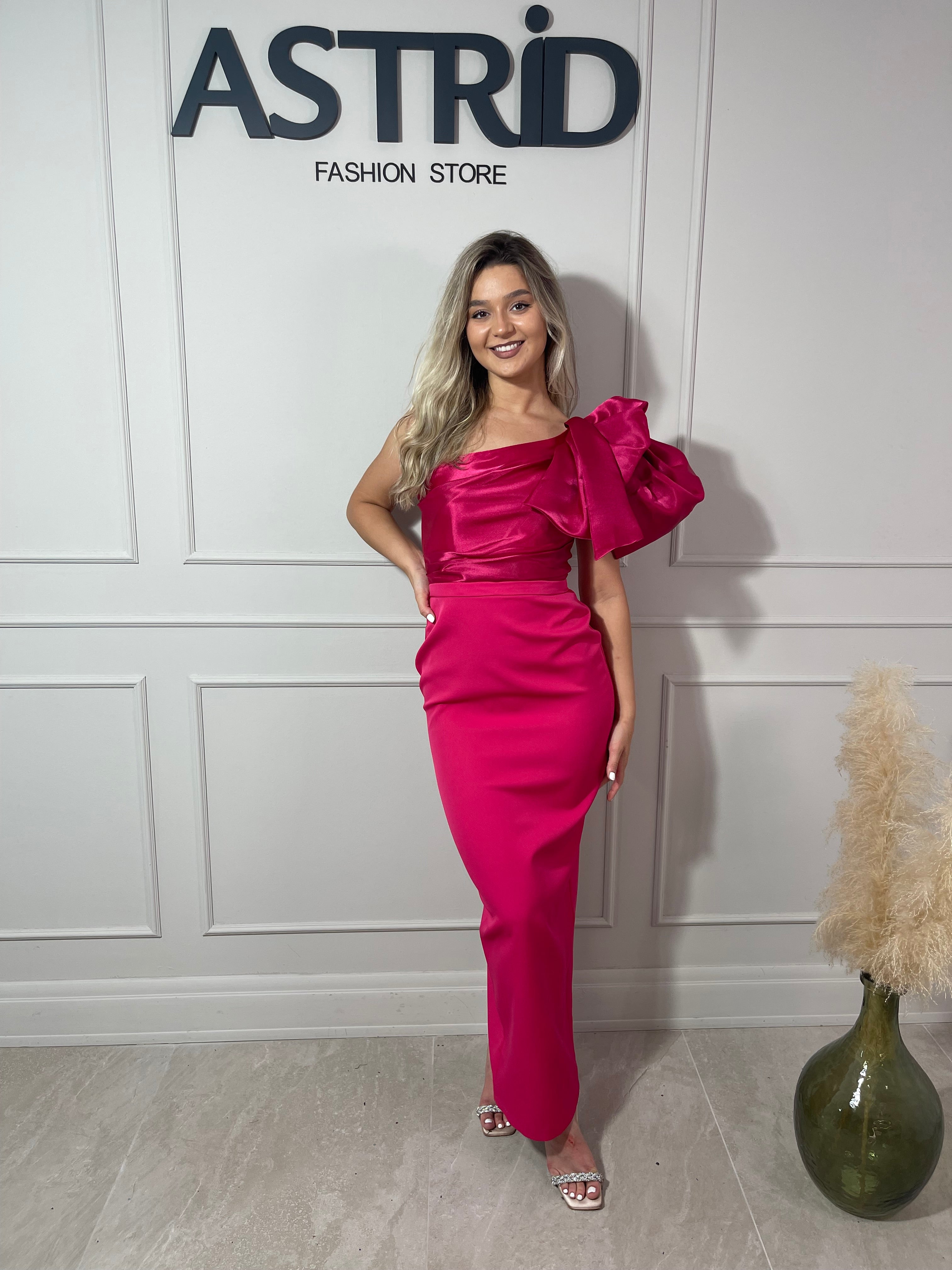 Rochie Sofia midi fucsia funda din satin pe umăr
