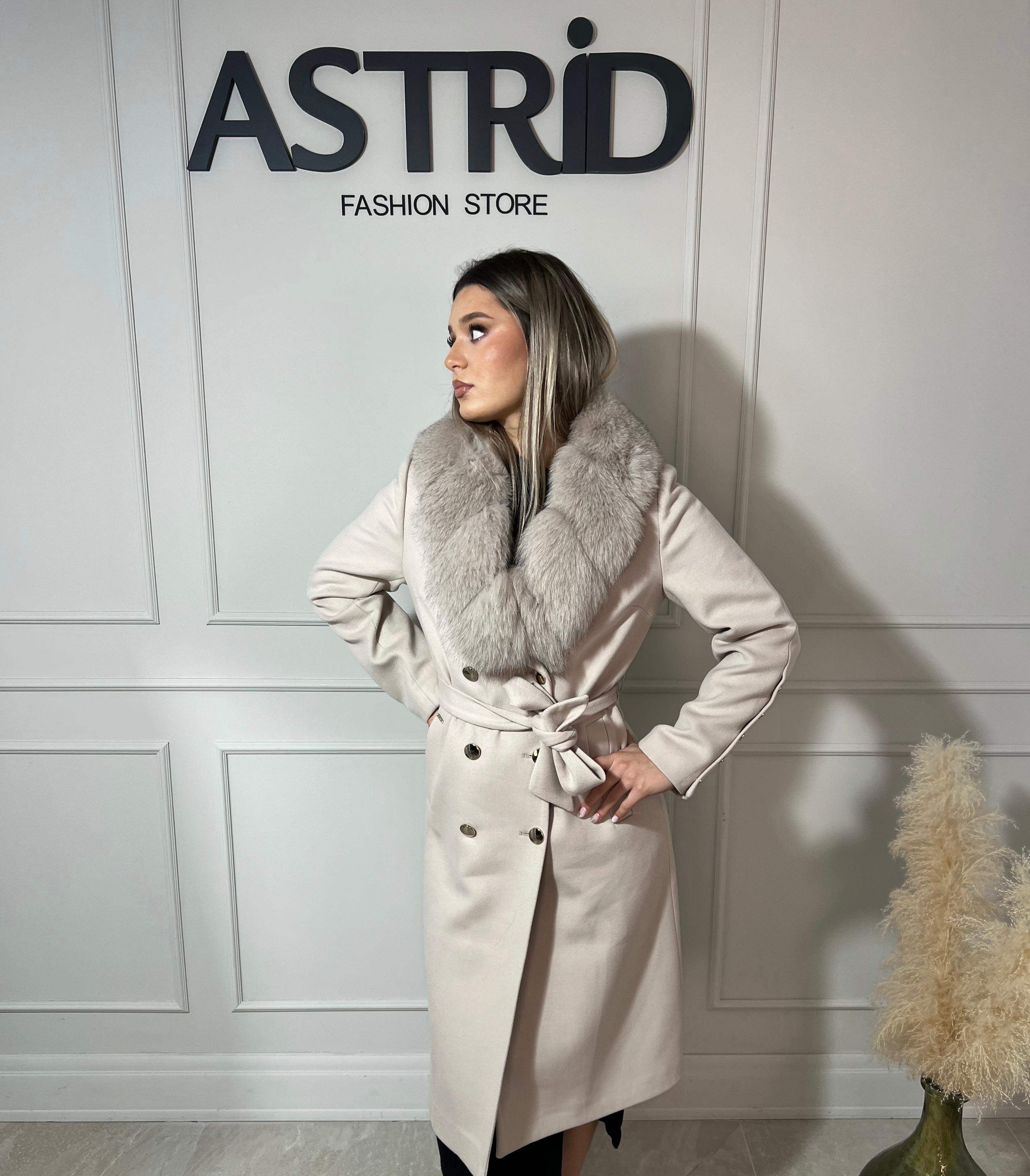 Palton Diandra lung din cașmir cu nasturi aurii și blană naturală