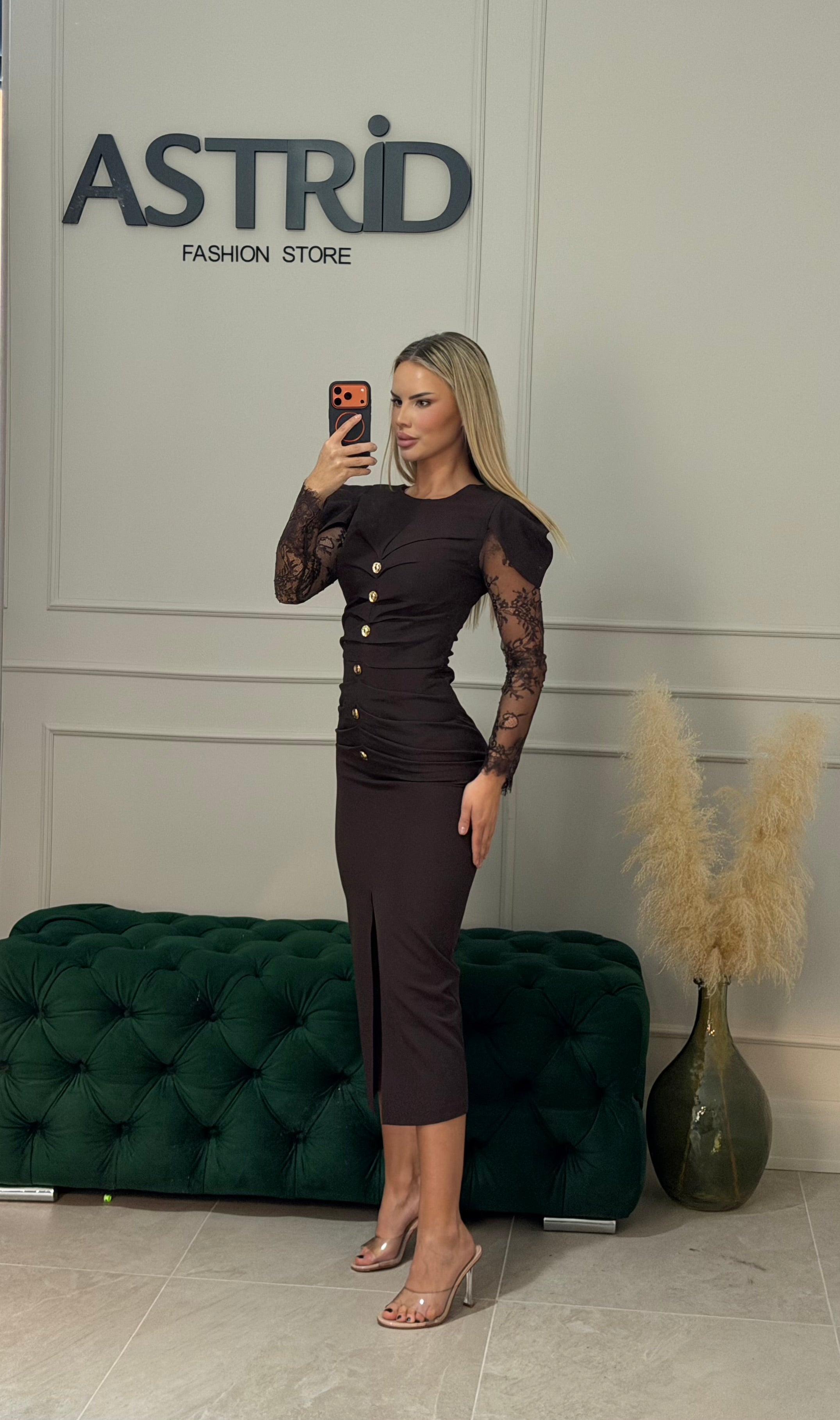 Rochie Amy lunga cu maneci din dantela accesorizata cu nasturi aurii si falduri in talie