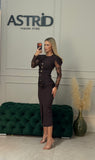 Rochie Amy lunga cu maneci din dantela accesorizata cu nasturi aurii si falduri in talie