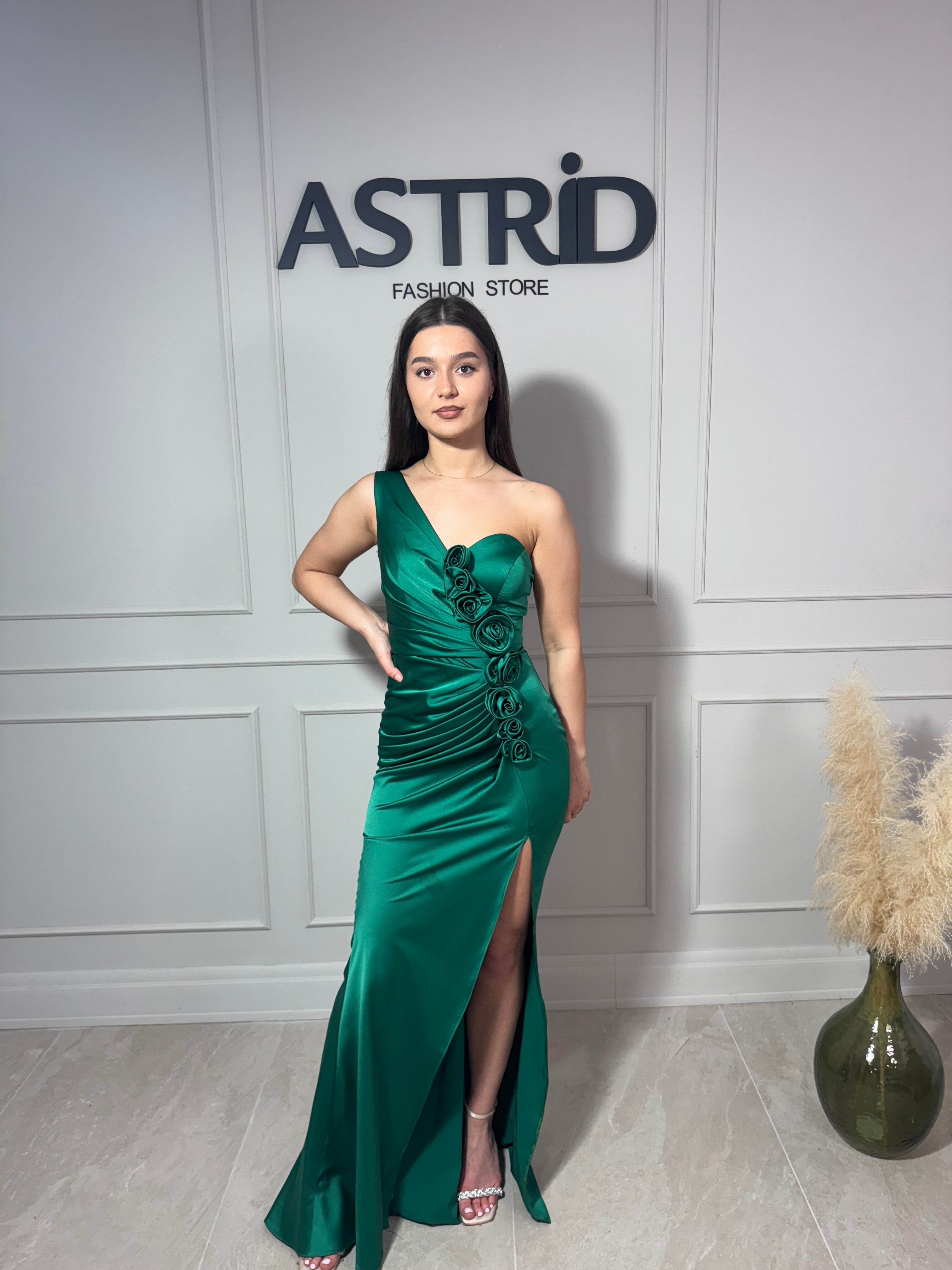 Rochie Ivy lungă din satin pe un umăr cu aplicații trandafiri