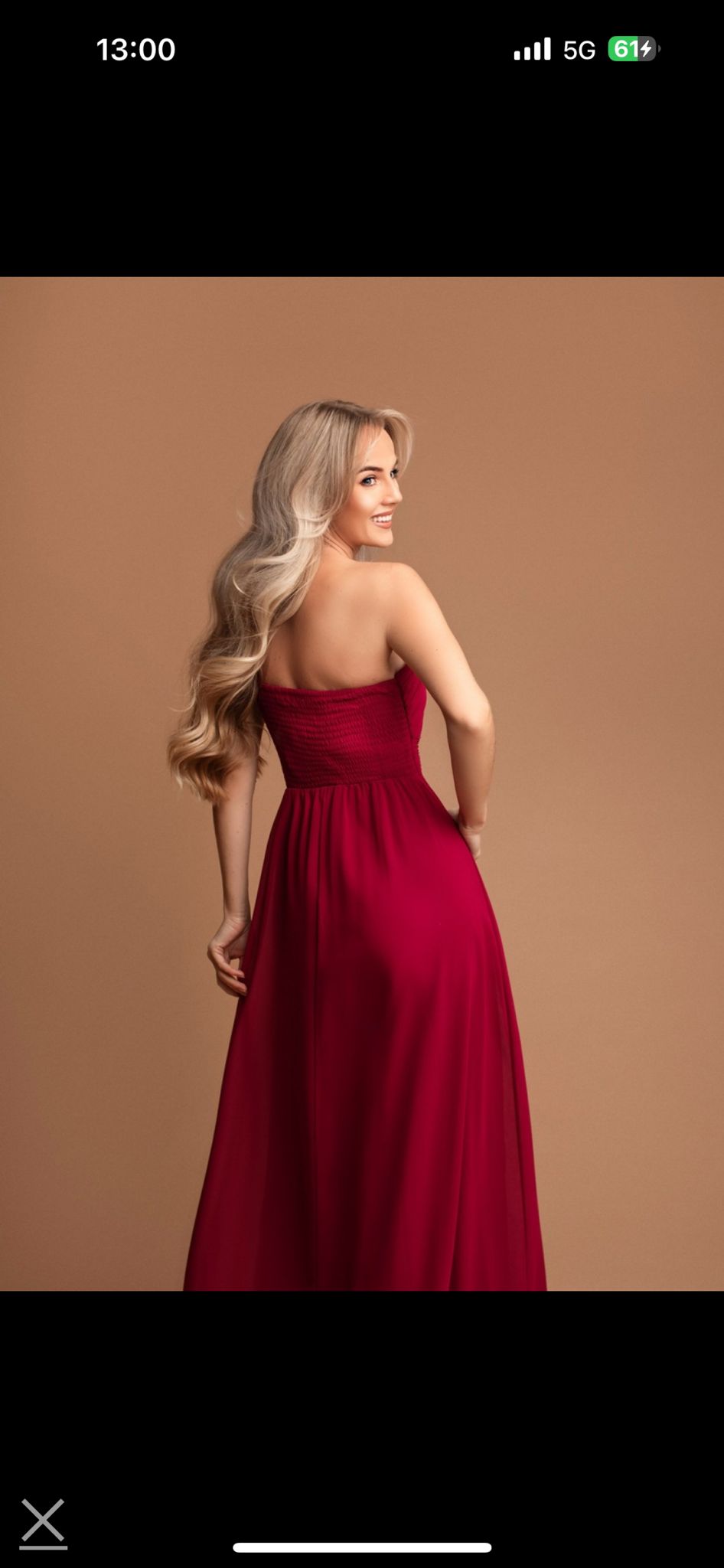 Rochie Lola lungă pe un umăr plisată și crăpătură pe picior