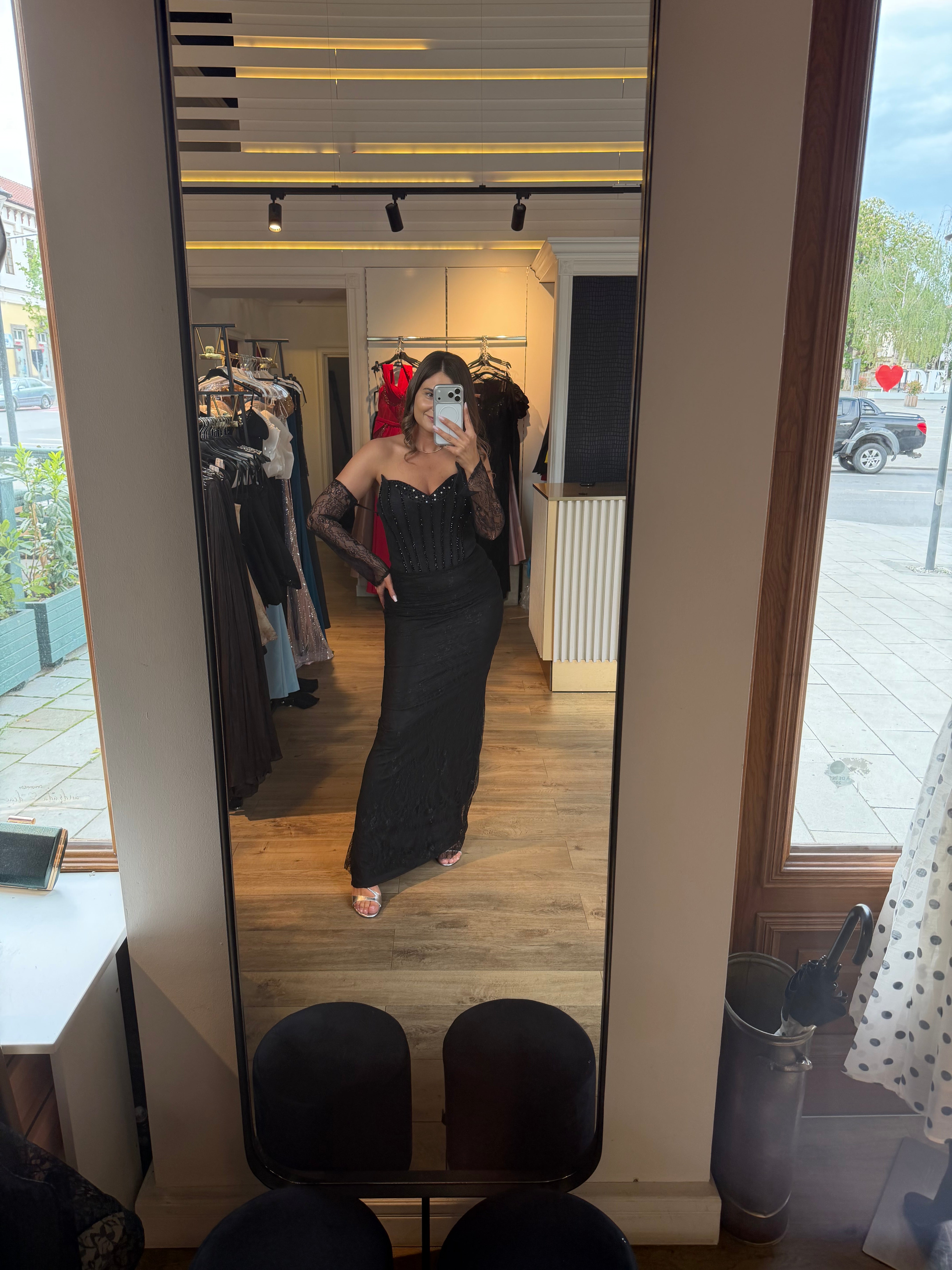 Rochie Dani lunga din dantela cu pietre pe corset si manusi detasabile