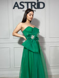 Rochie Aimme lungă din tiul pe un umăr crăpătură pe picior și accesoriu floare în talie