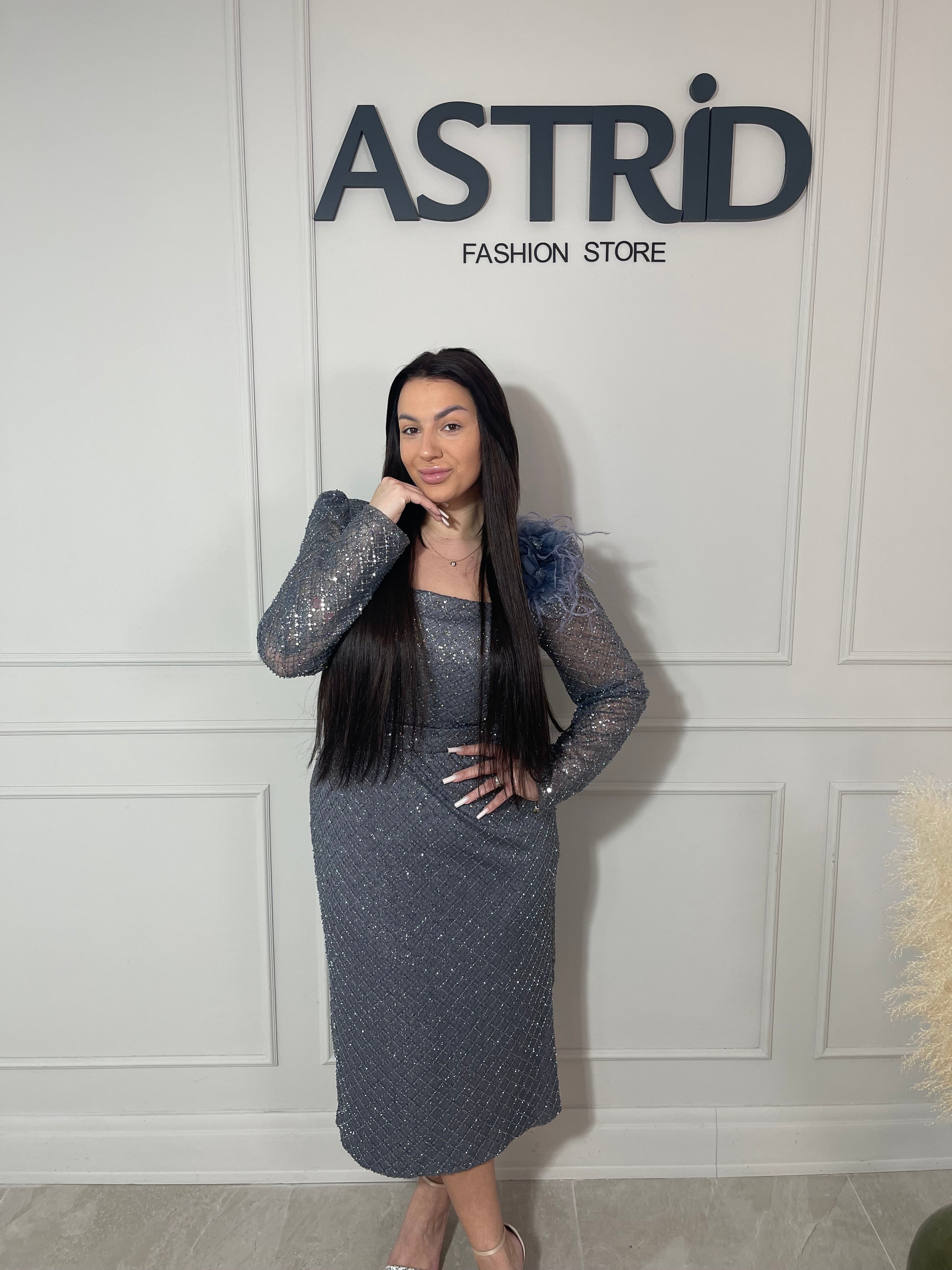 Rochie Sabrina midi cu mânecă lungă aplicații paiete și floare pe umăr