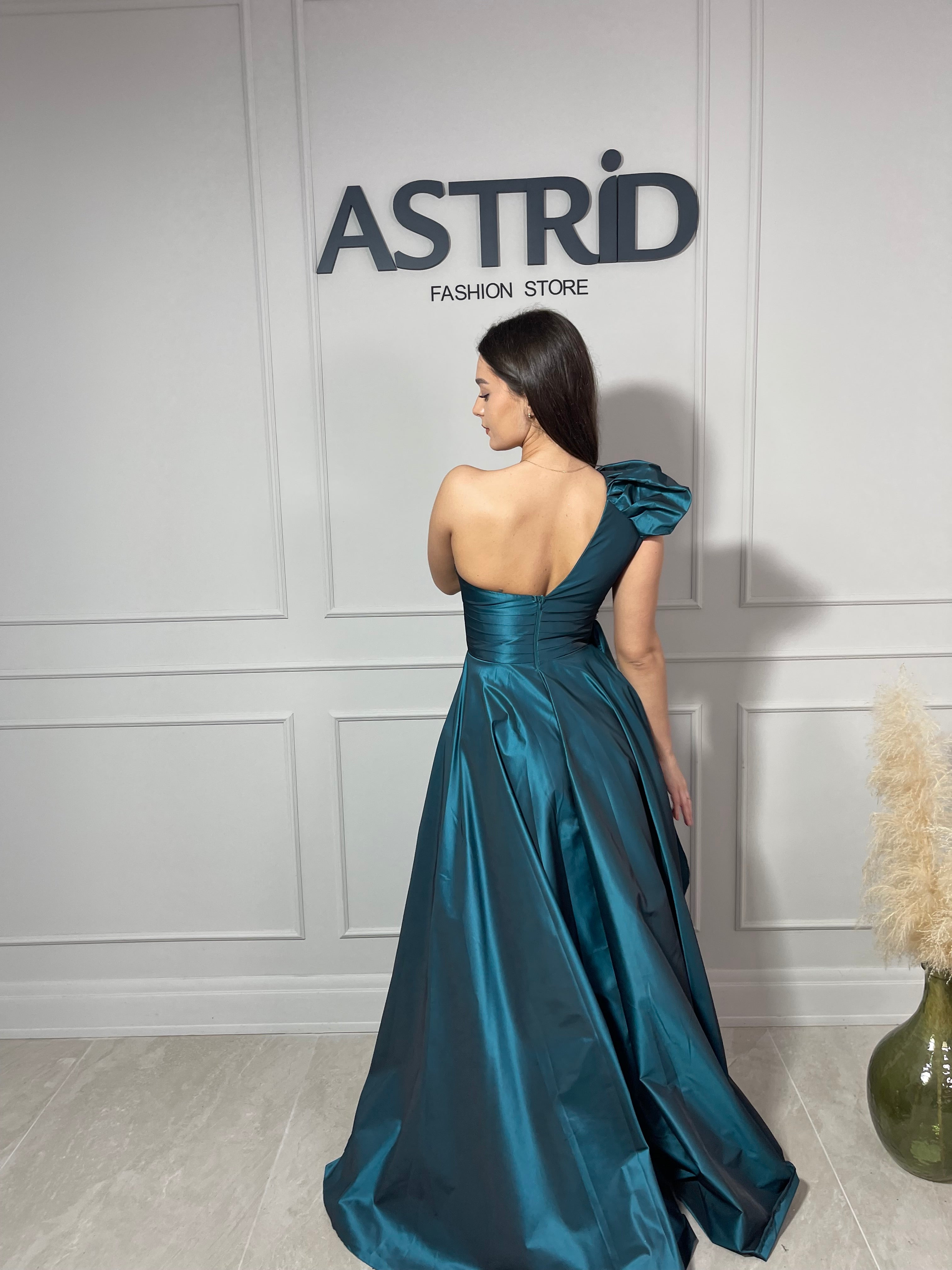 Rochie Gloria lungă din tafta pe un umăr și crăpătură pe picior